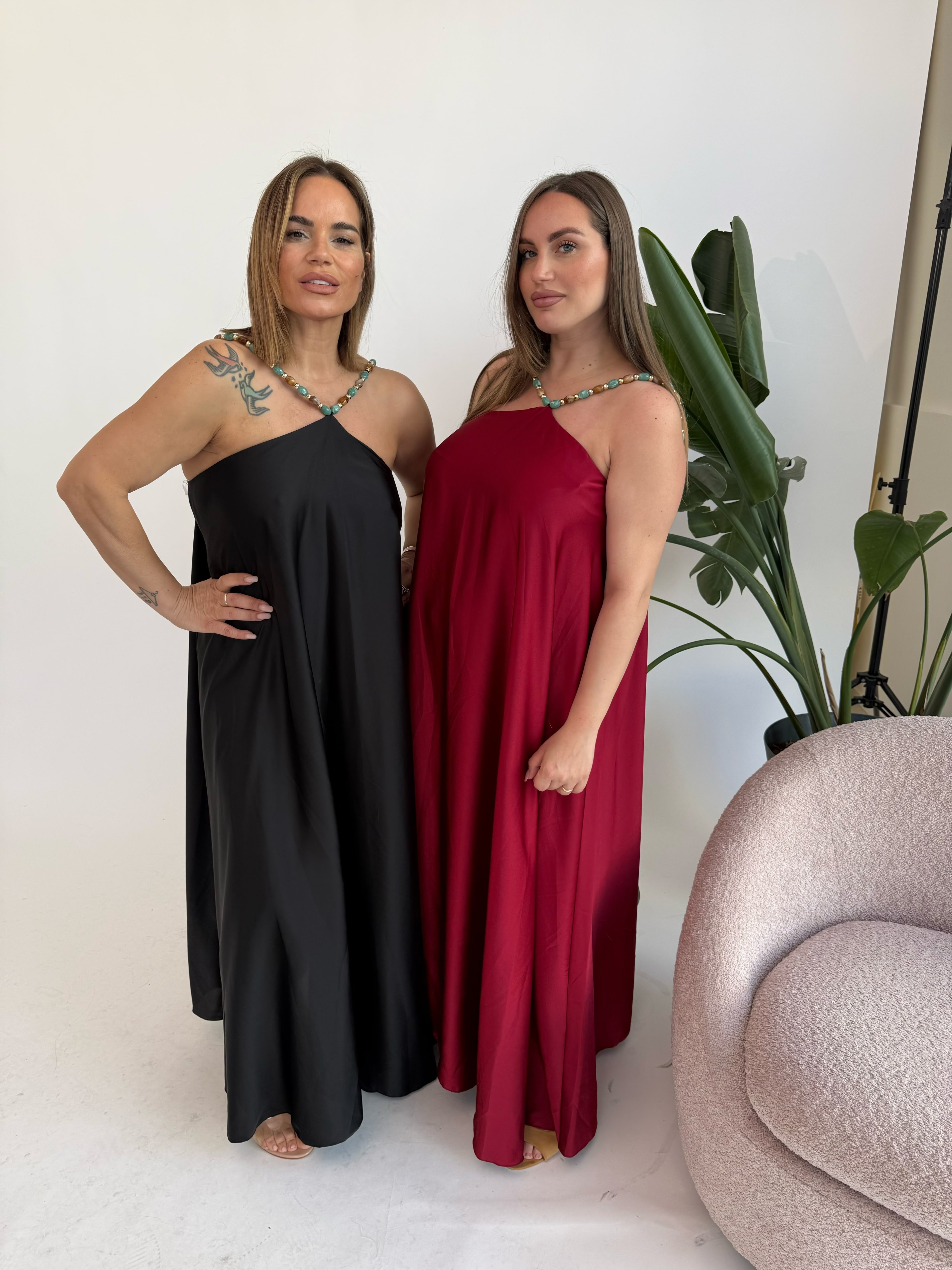 Abito in raso con collana curvy