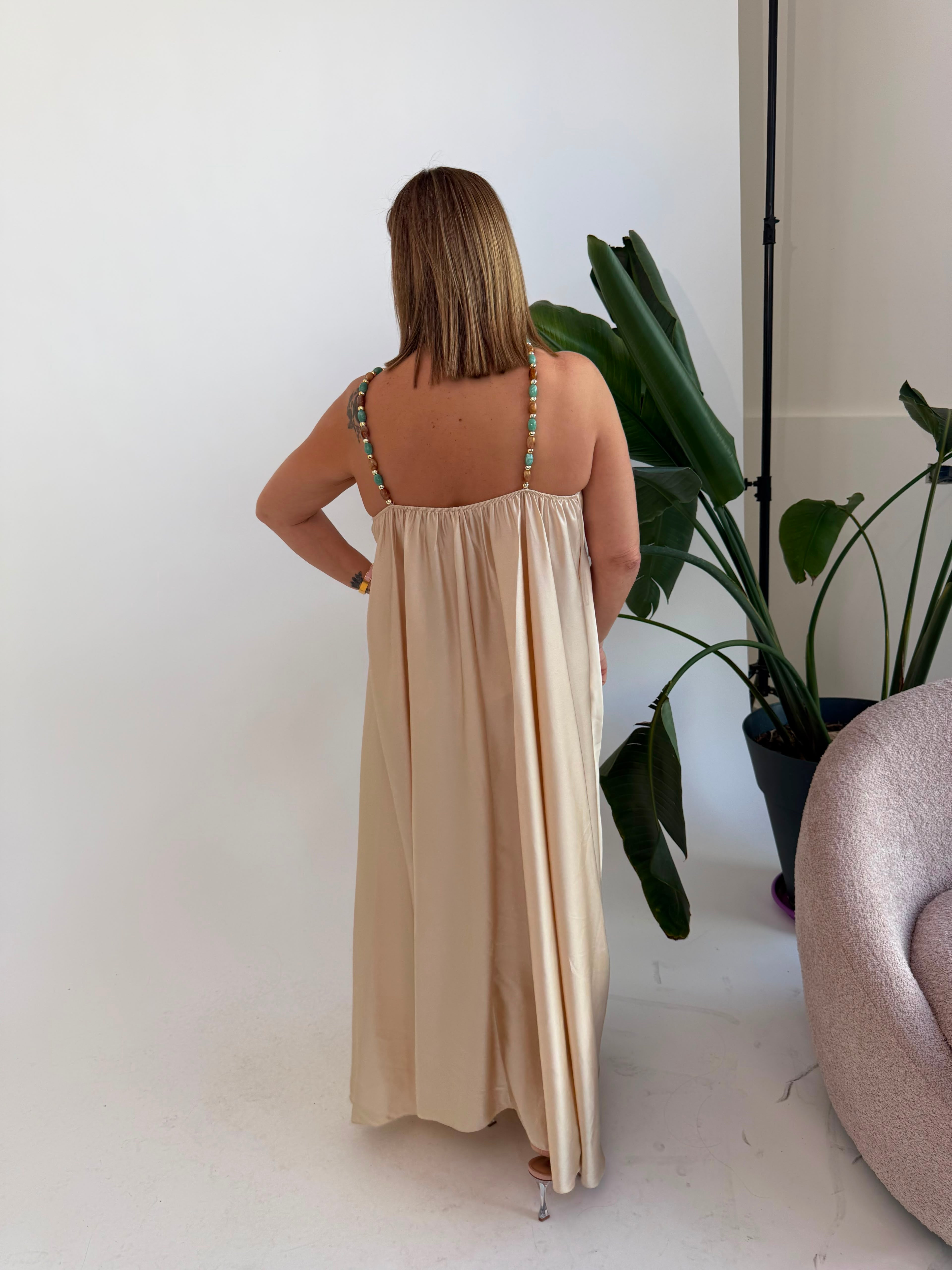 Abito in raso con collana curvy