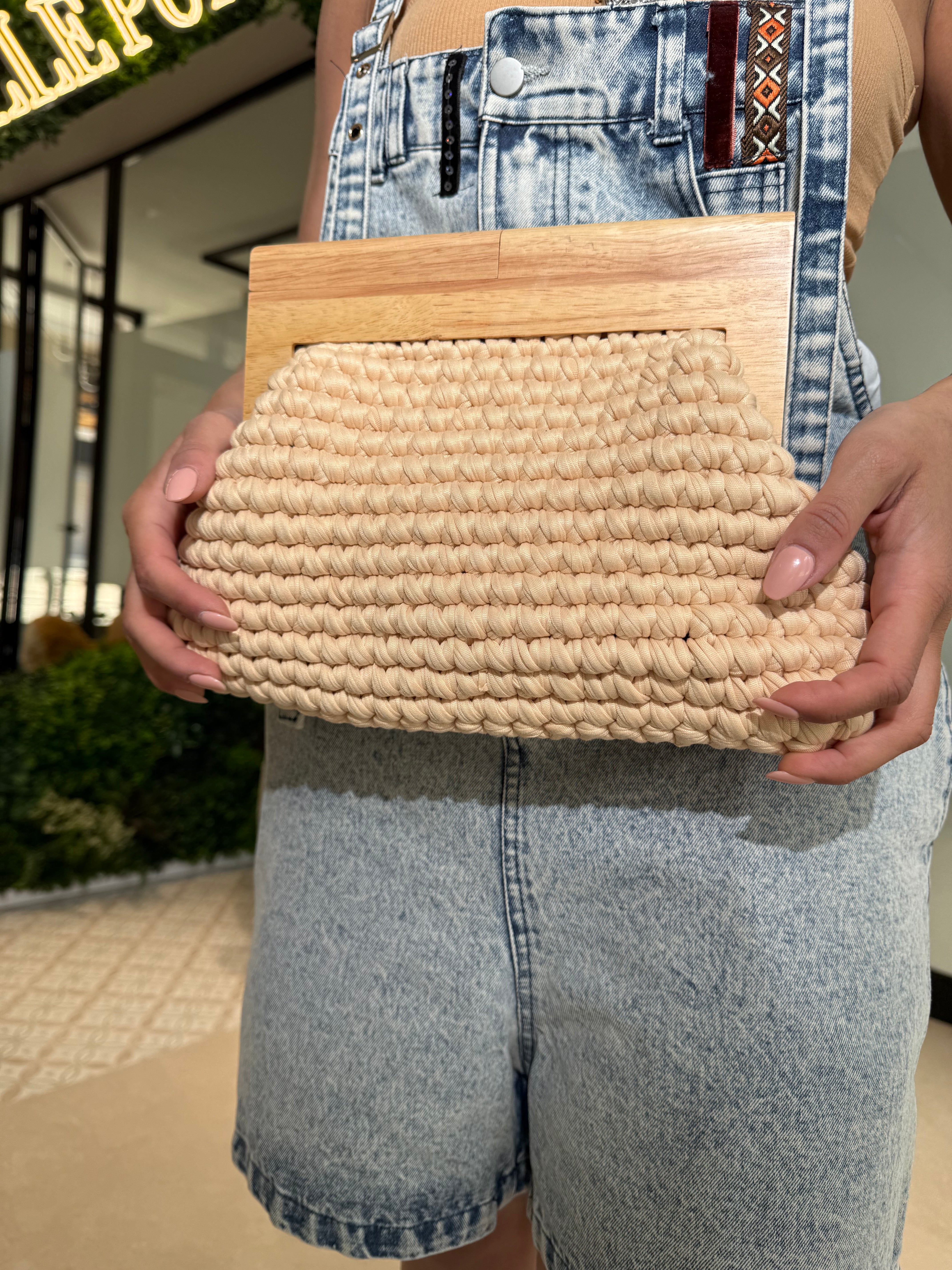 Borsa incrociata con manico in legno