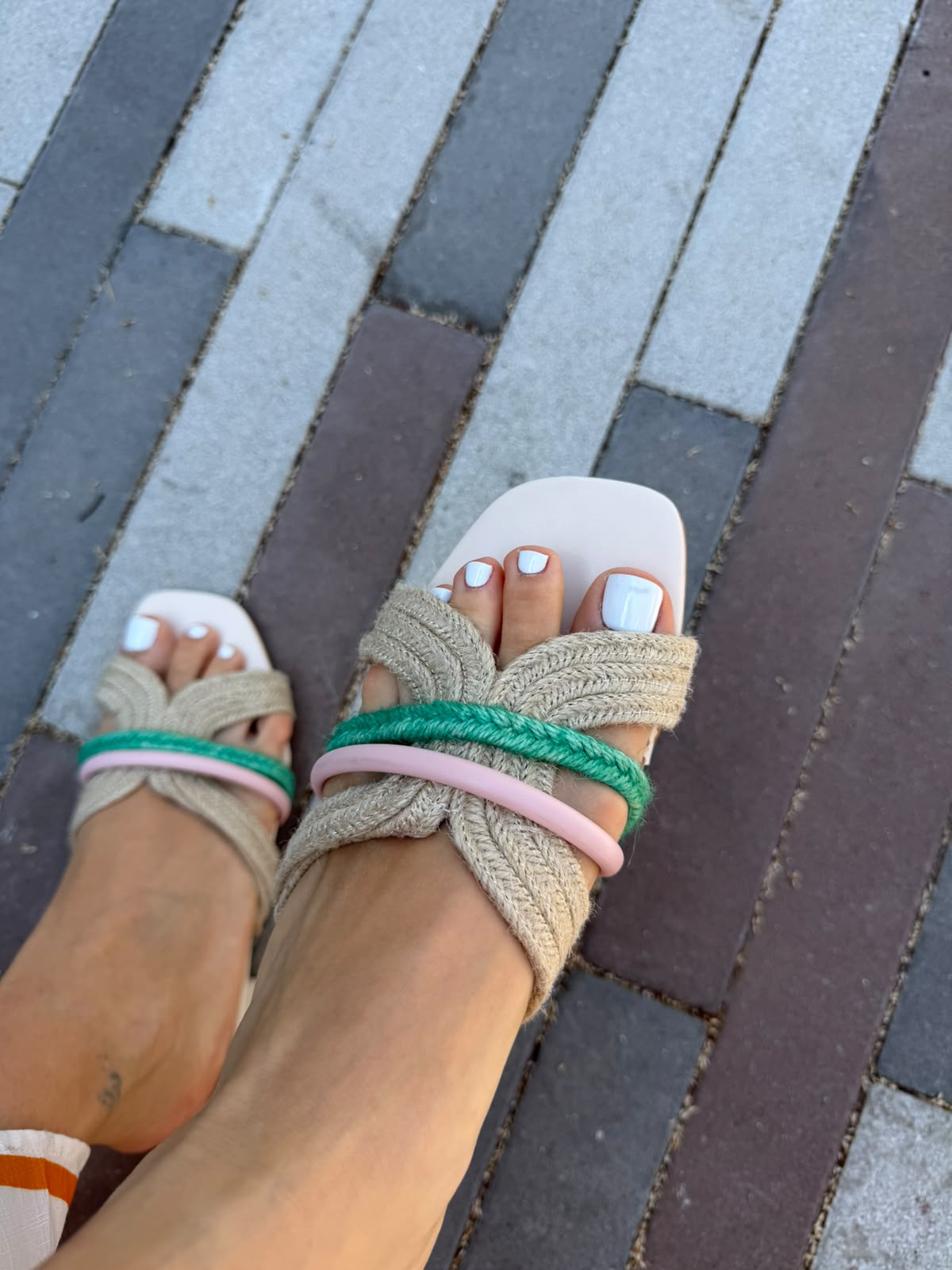 Sandali tacco basso con corda