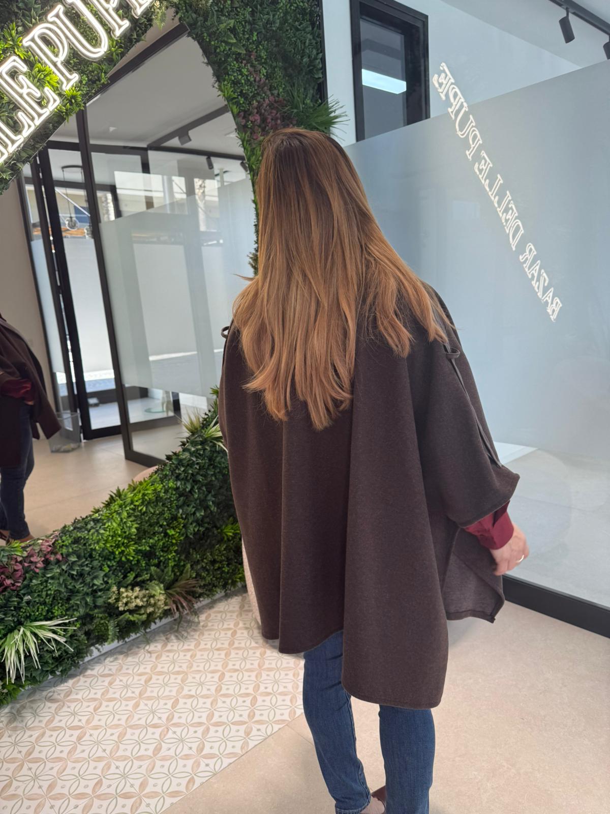 Trench mantella con dettagli ecopelle