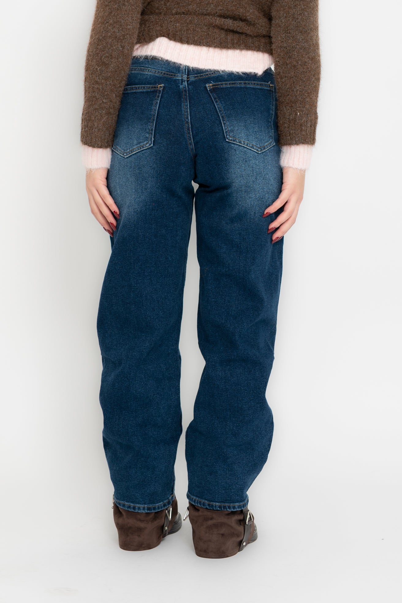 Jeans scuro con cravatta