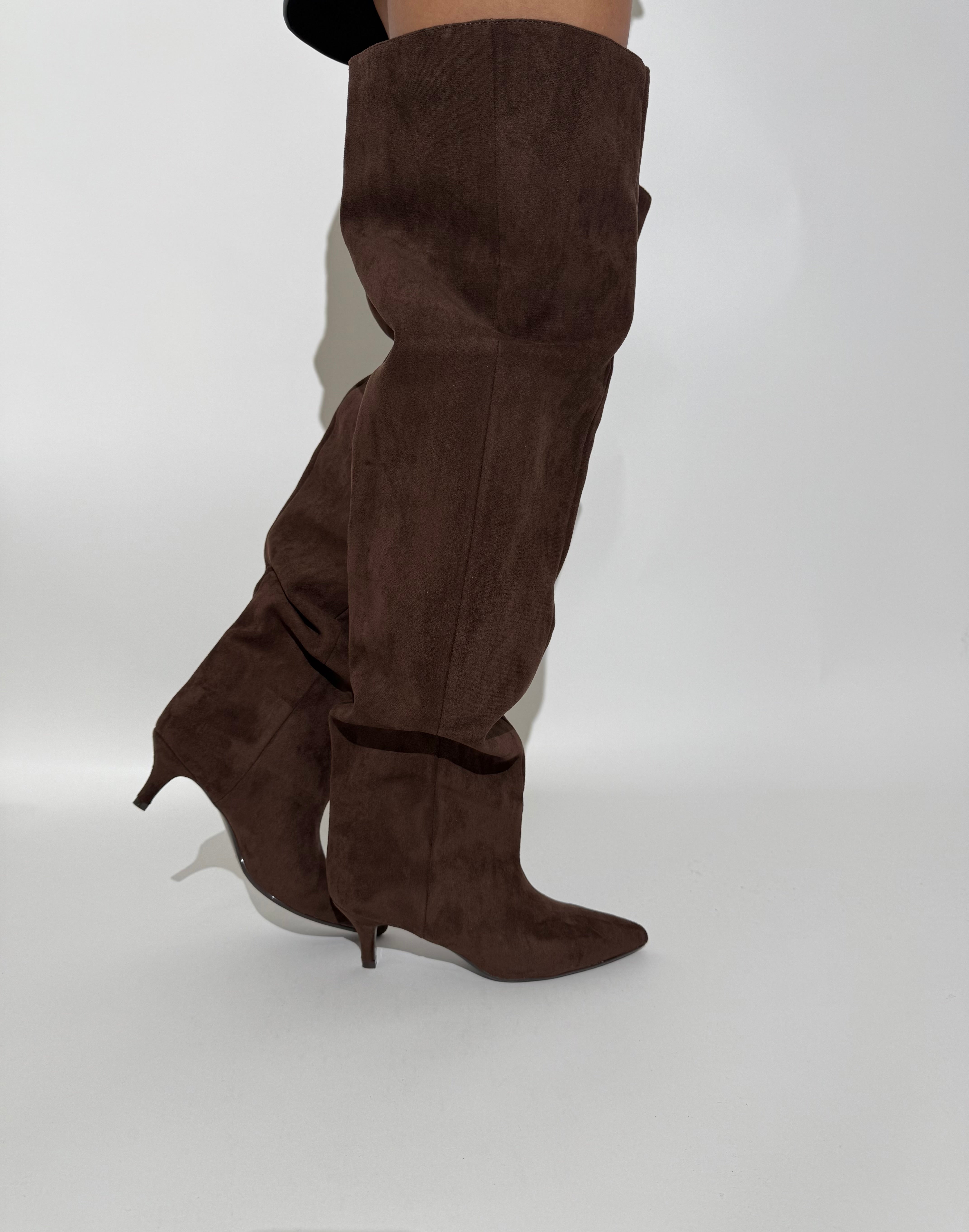 Stivale super alto in camoscio