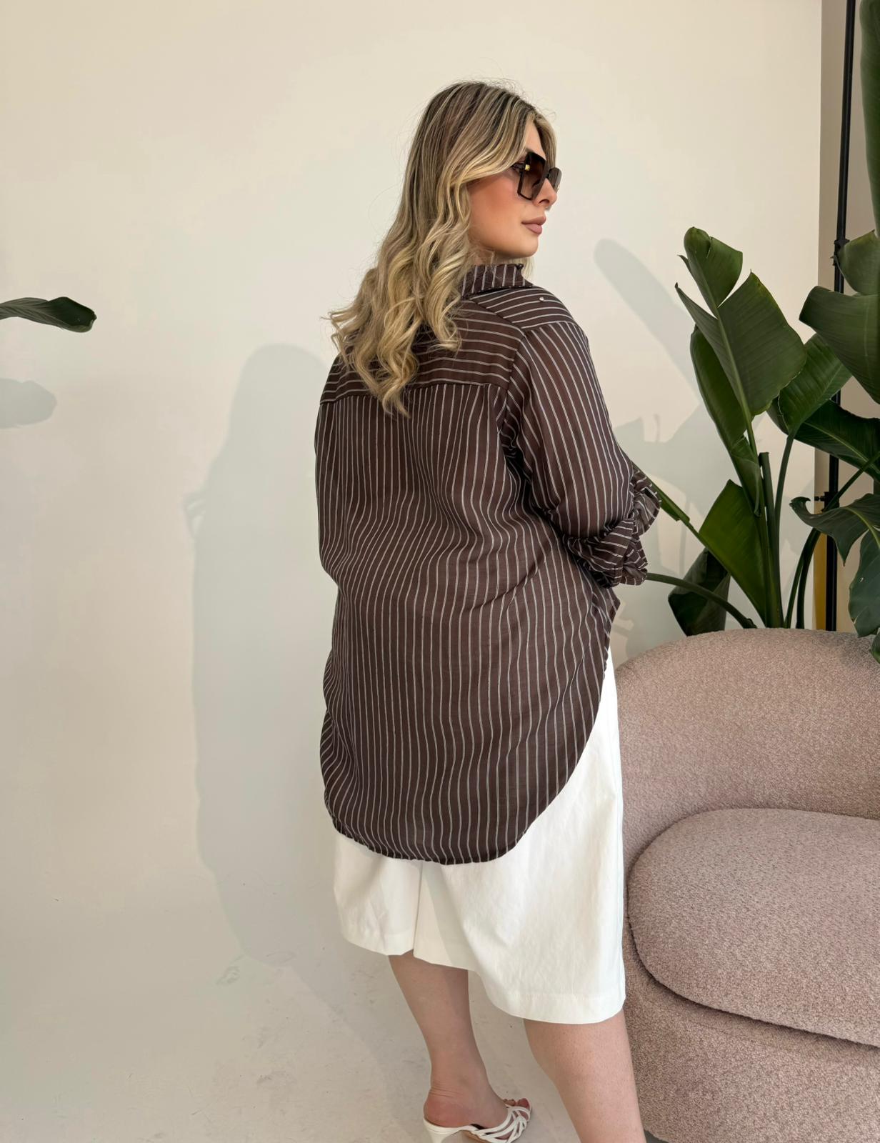 Camicia con manica rouche e dettagli gioiello