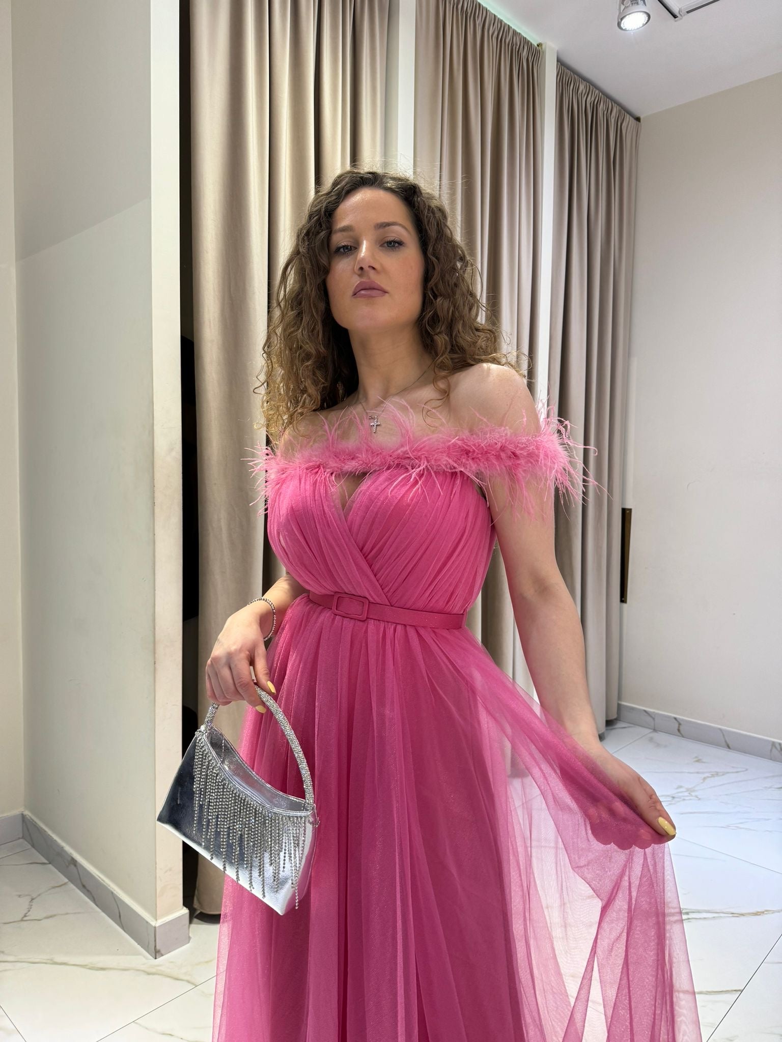 Abito lungo in tulle con piume