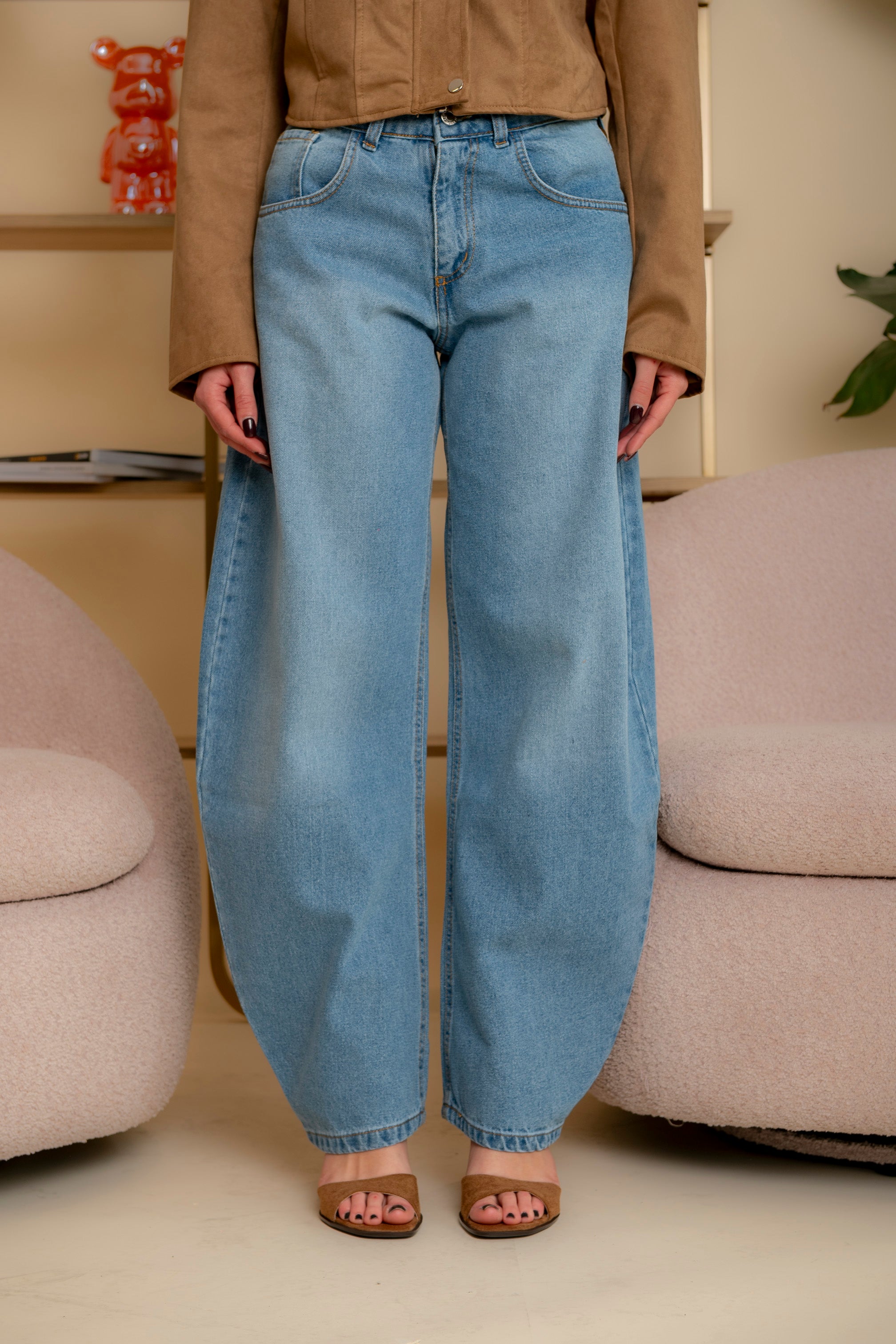 Jeans chiaro con tasche in pelle