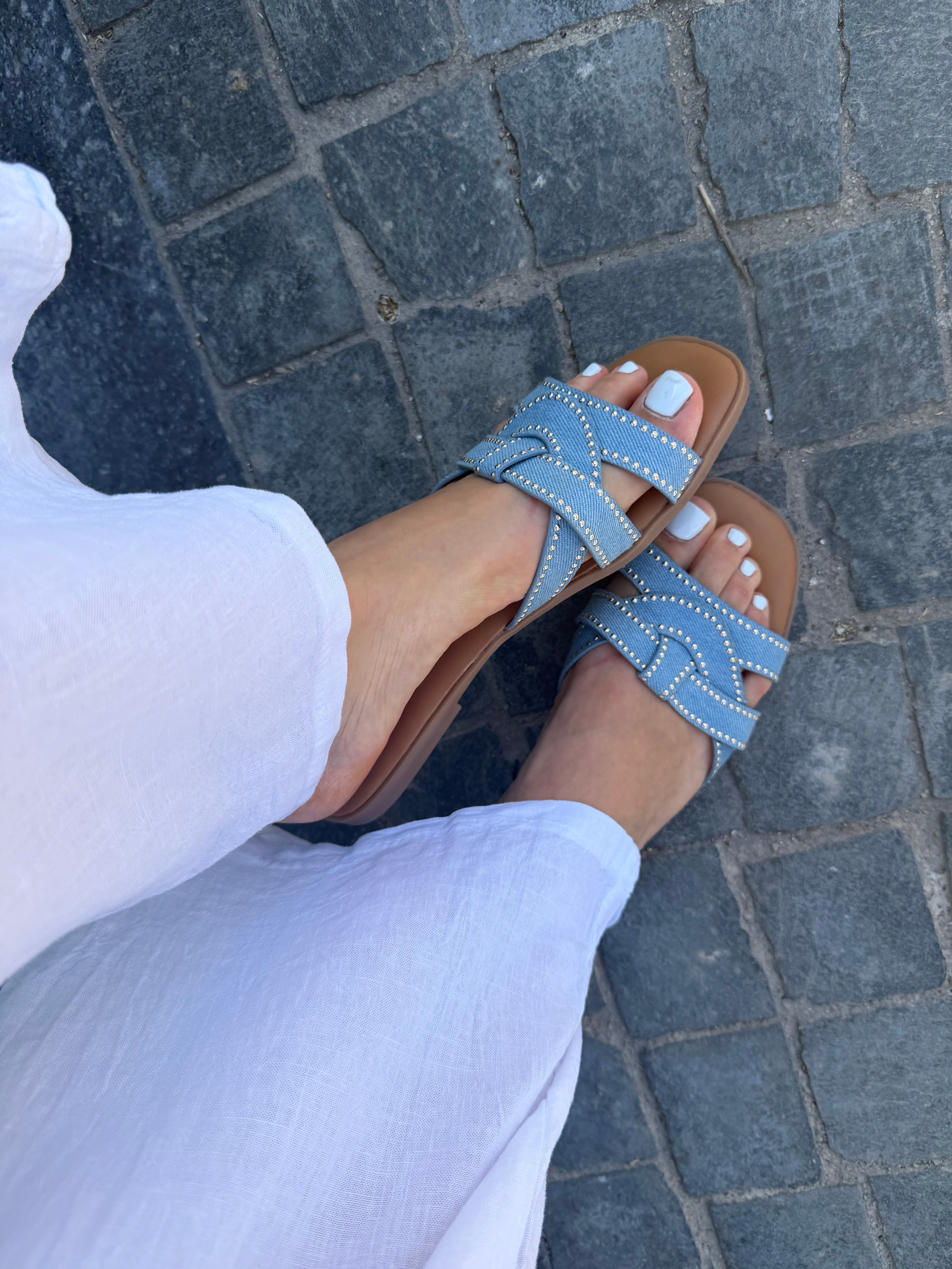 Sandali bassi intrecciati con borchie