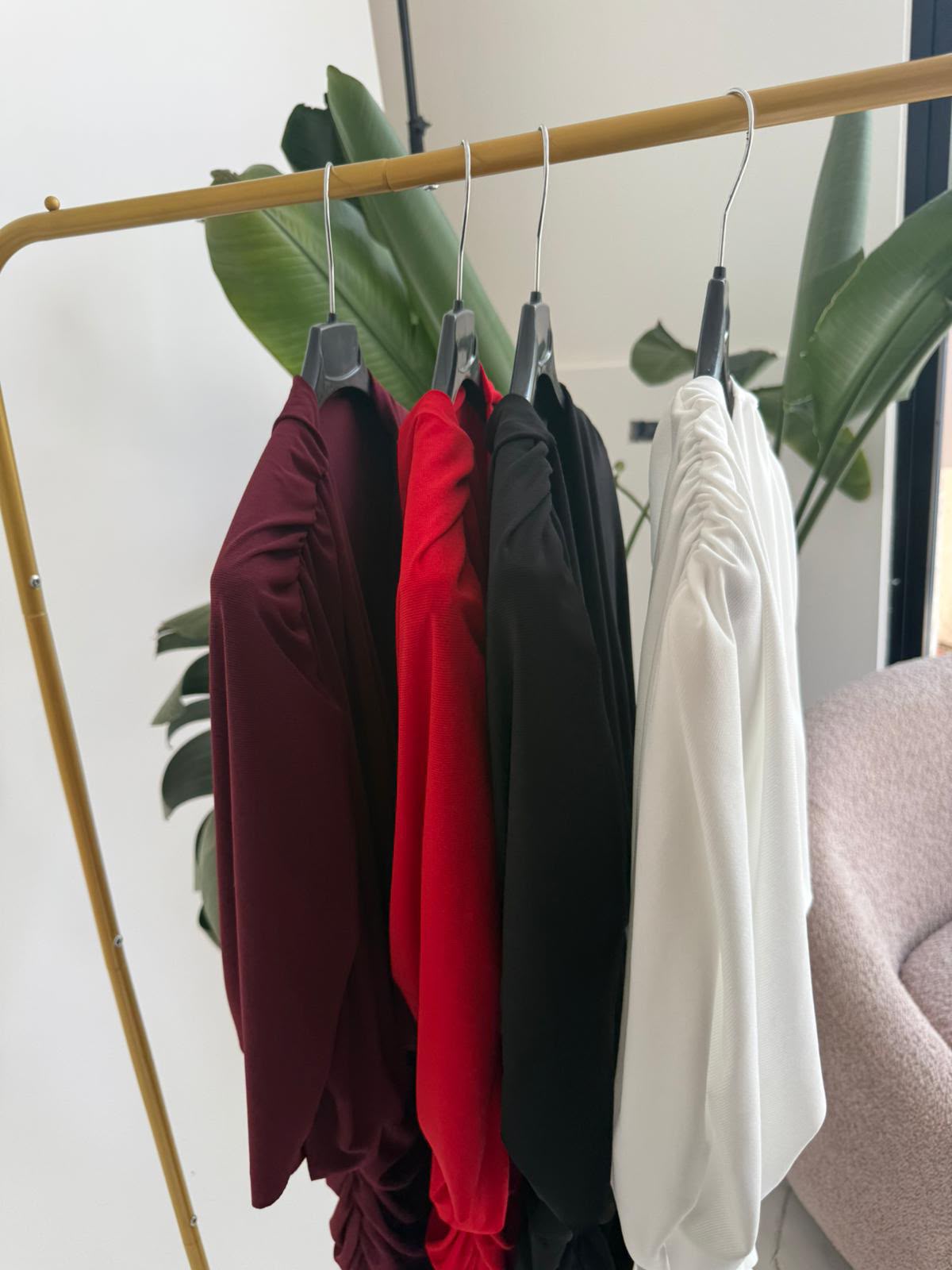 Abito midi drappeggiato con dettaglio gold
