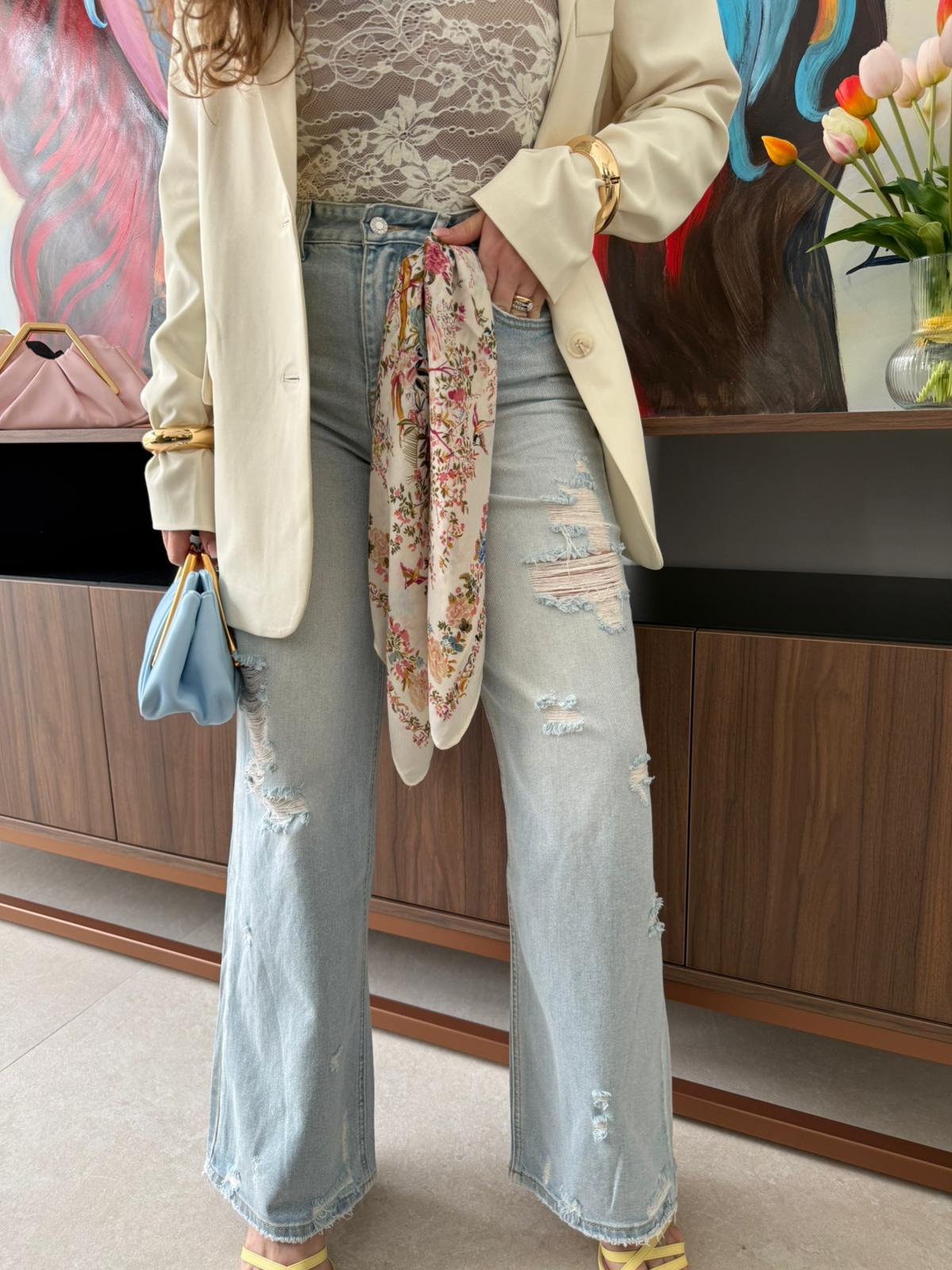 Jeans con strappi con foulard