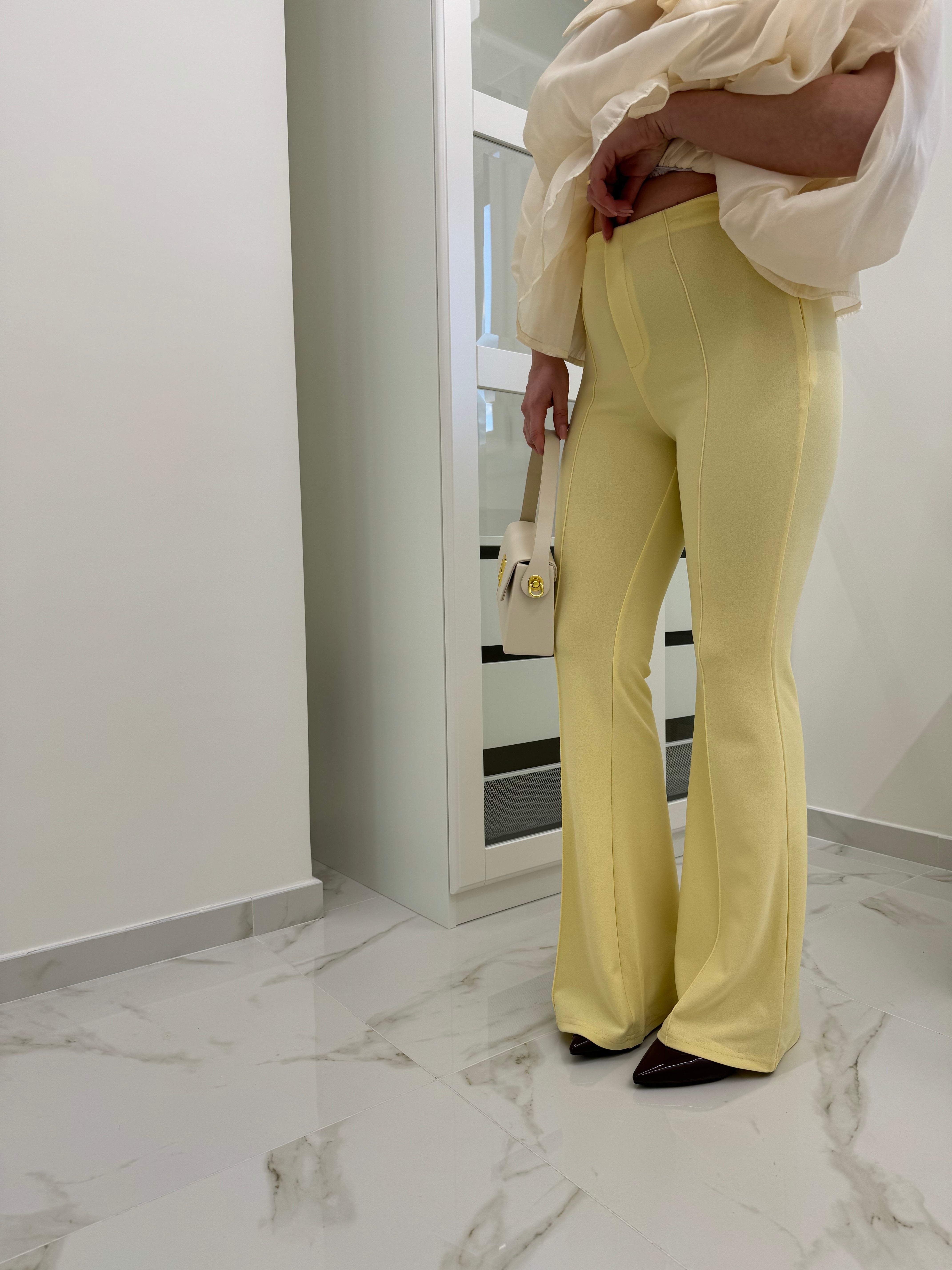 Pantalone zampa elastico