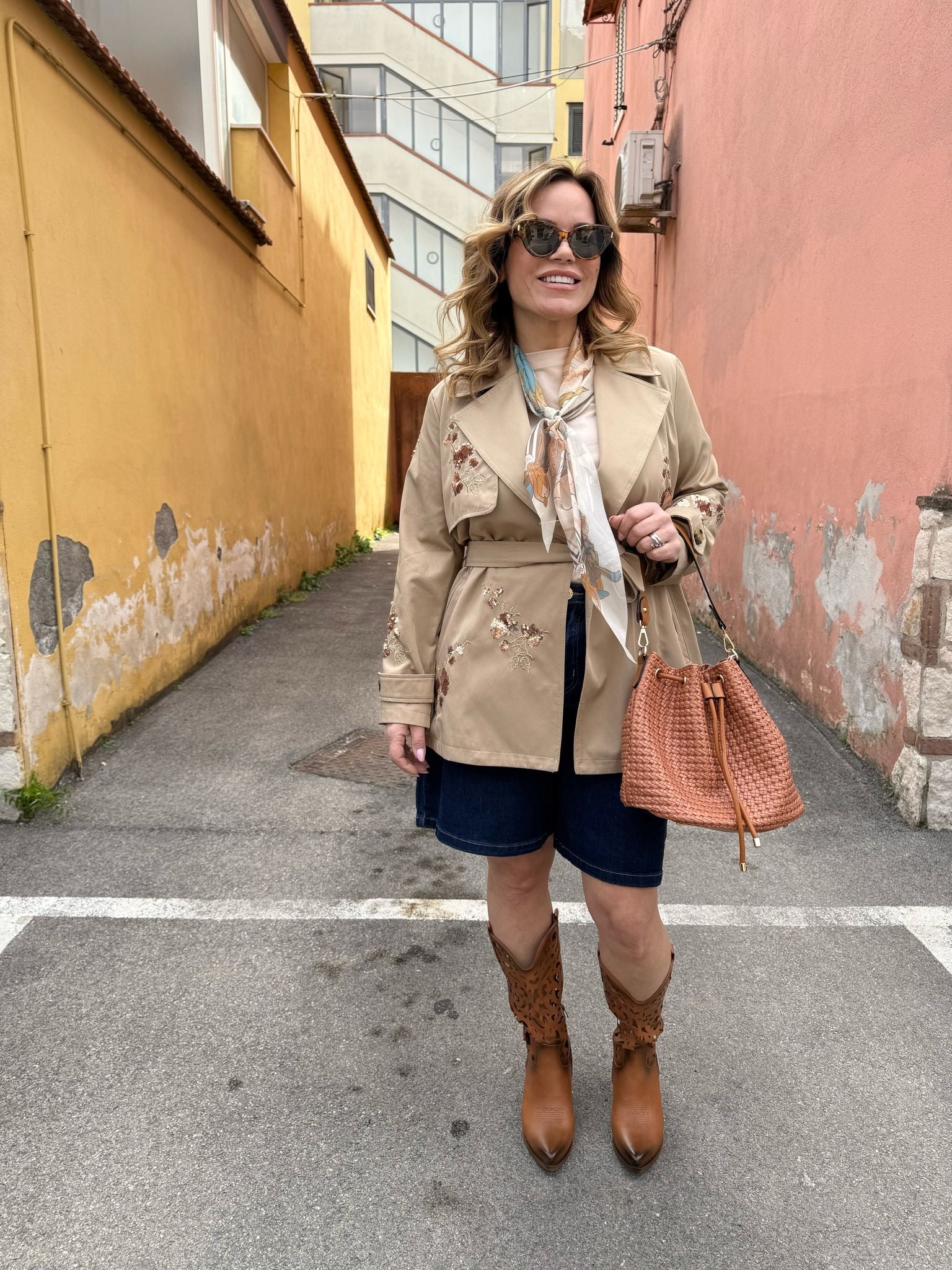 Trench corto con dettagli paillettes
