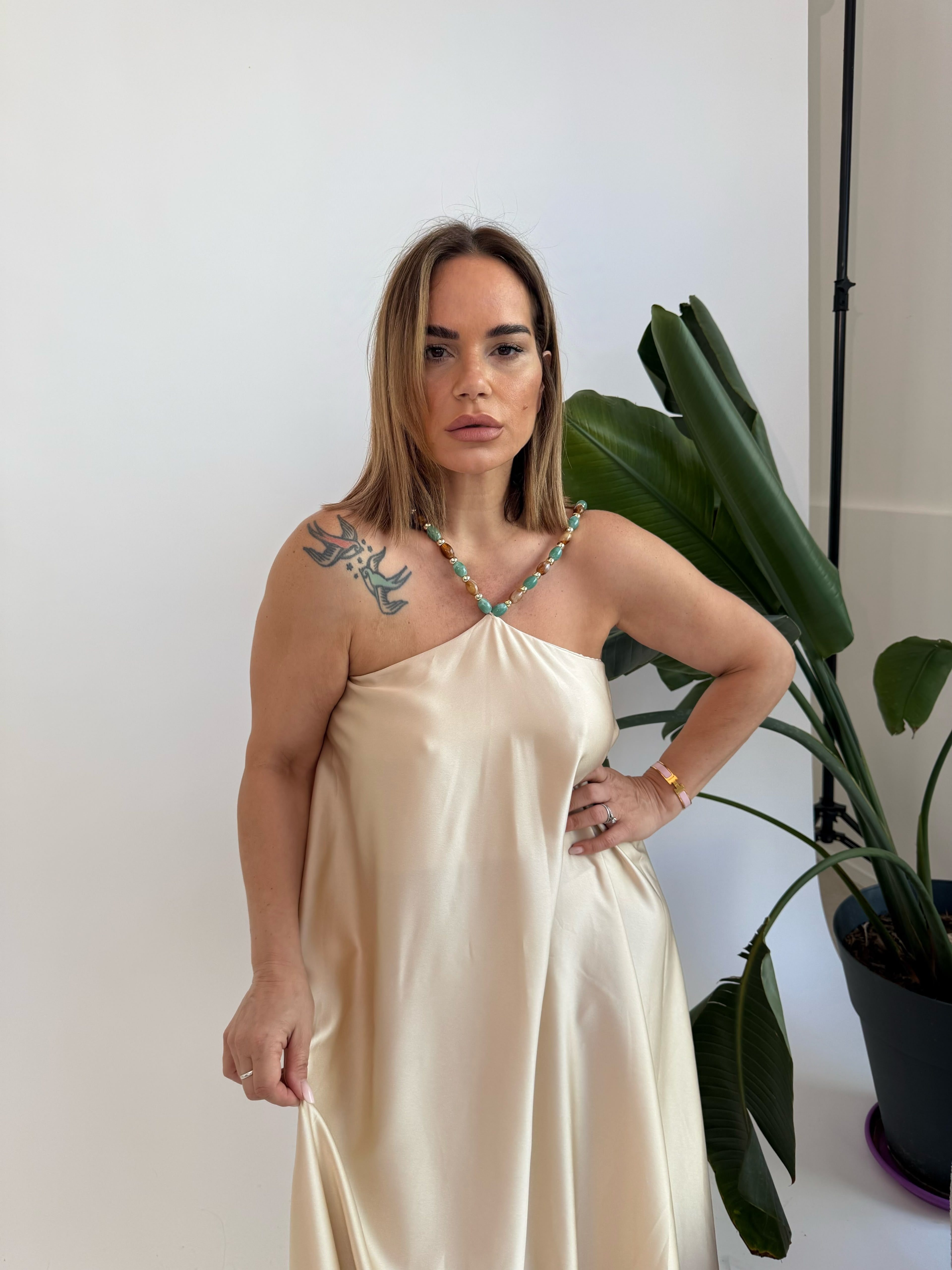 Abito in raso con collana curvy