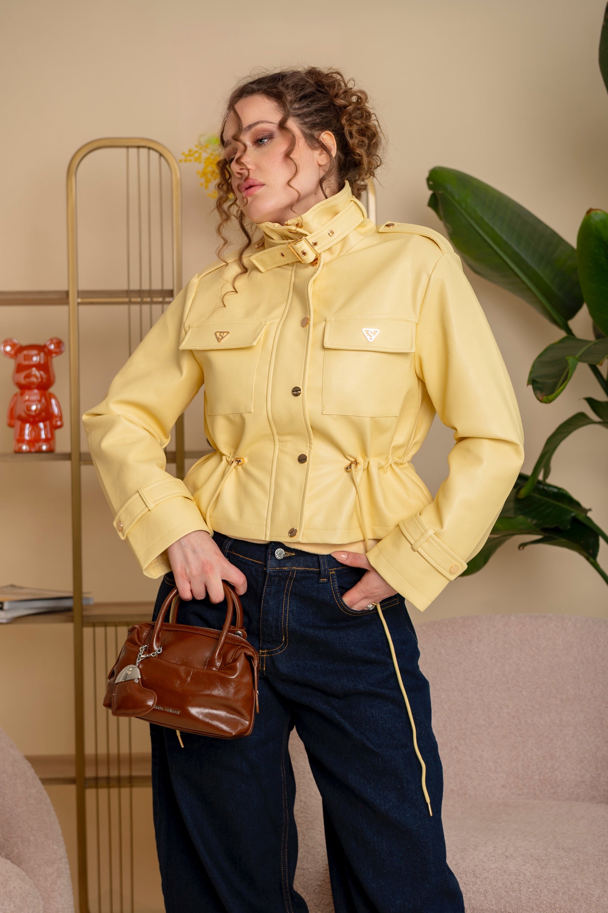 Giubbino in ecopelle con dettagli gold