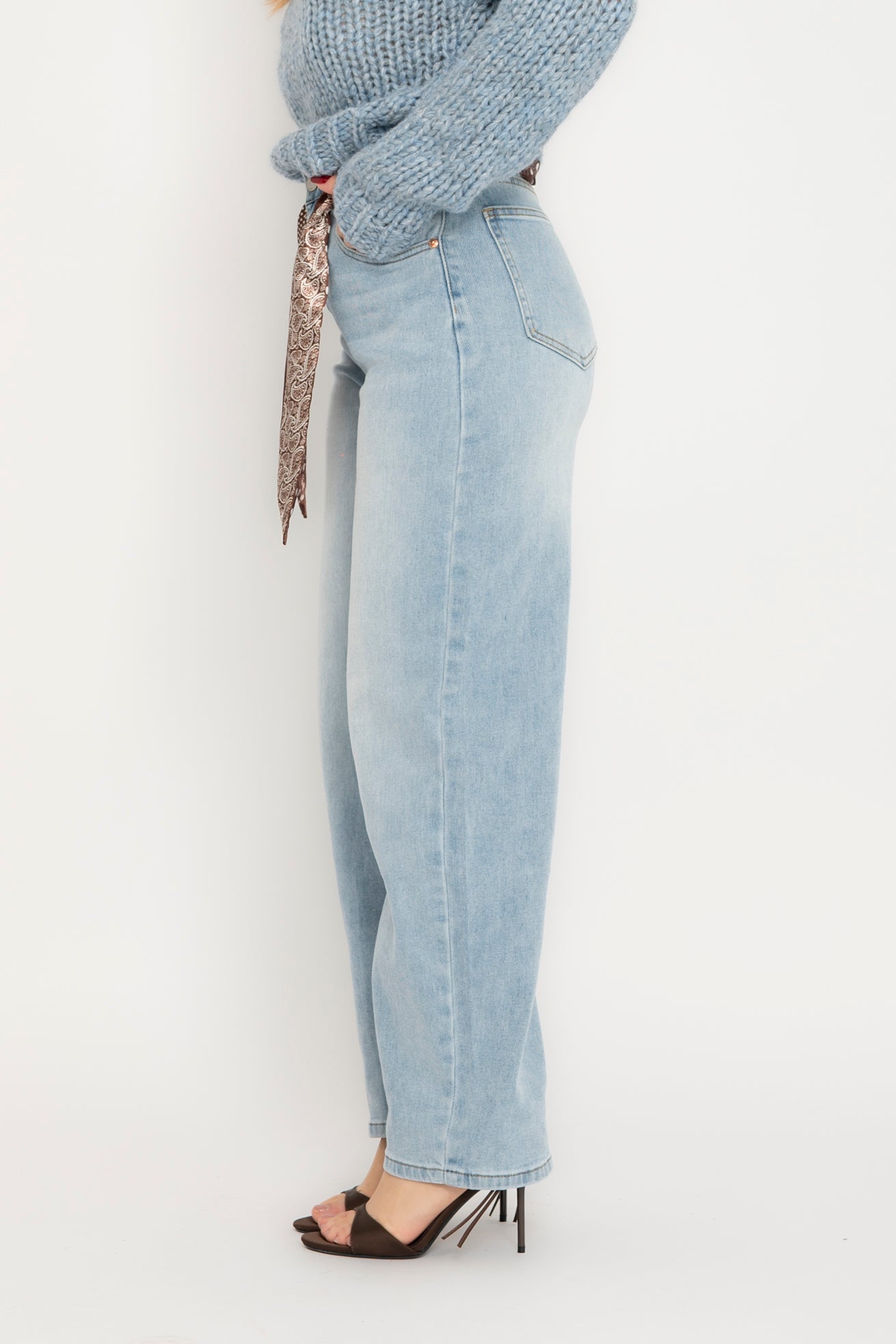 Jeans wide leg con foulard