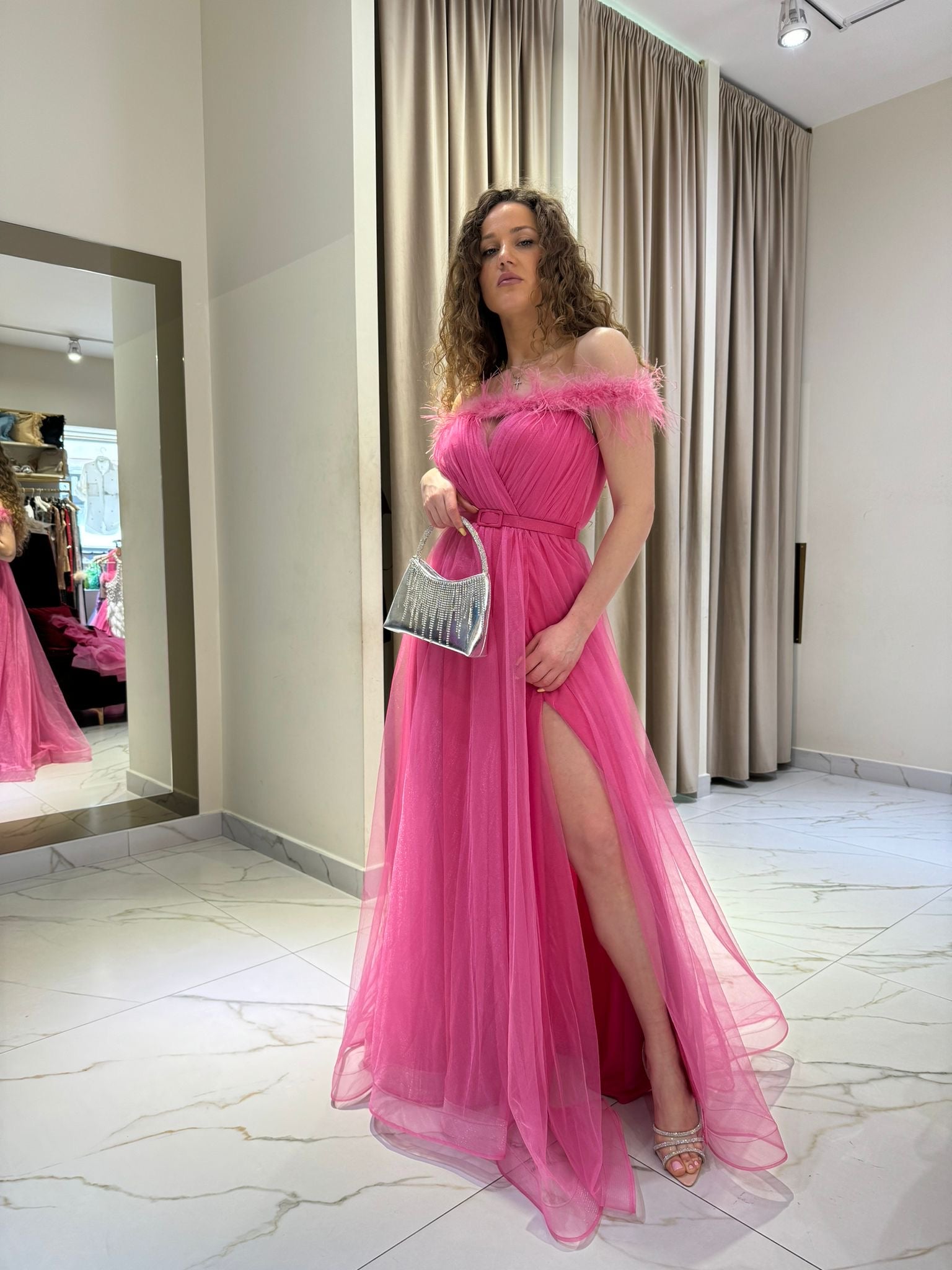 Abito lungo in tulle con piume