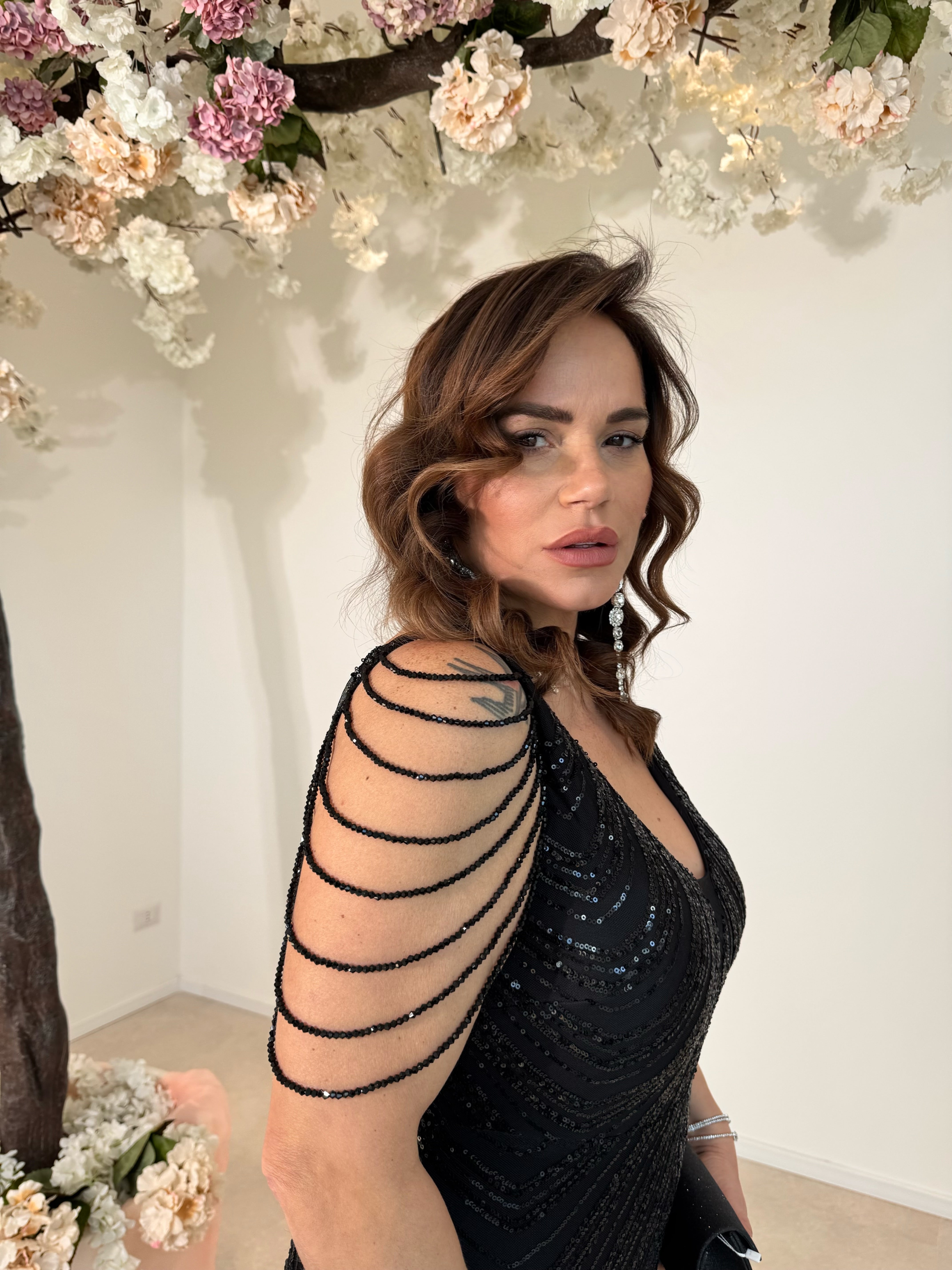 Abito cerimonia con perline sulle braccia