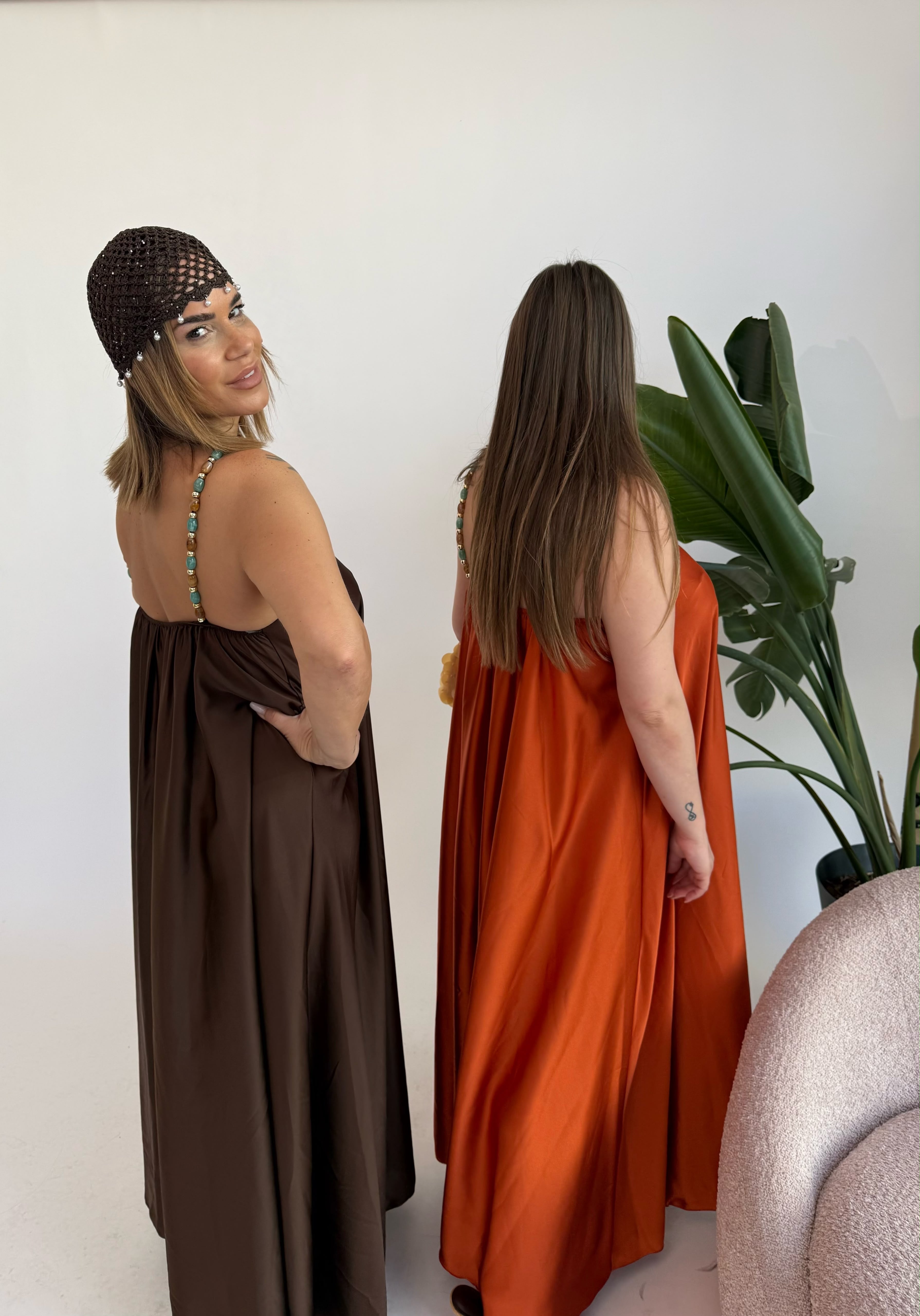 Abito in raso con collana curvy
