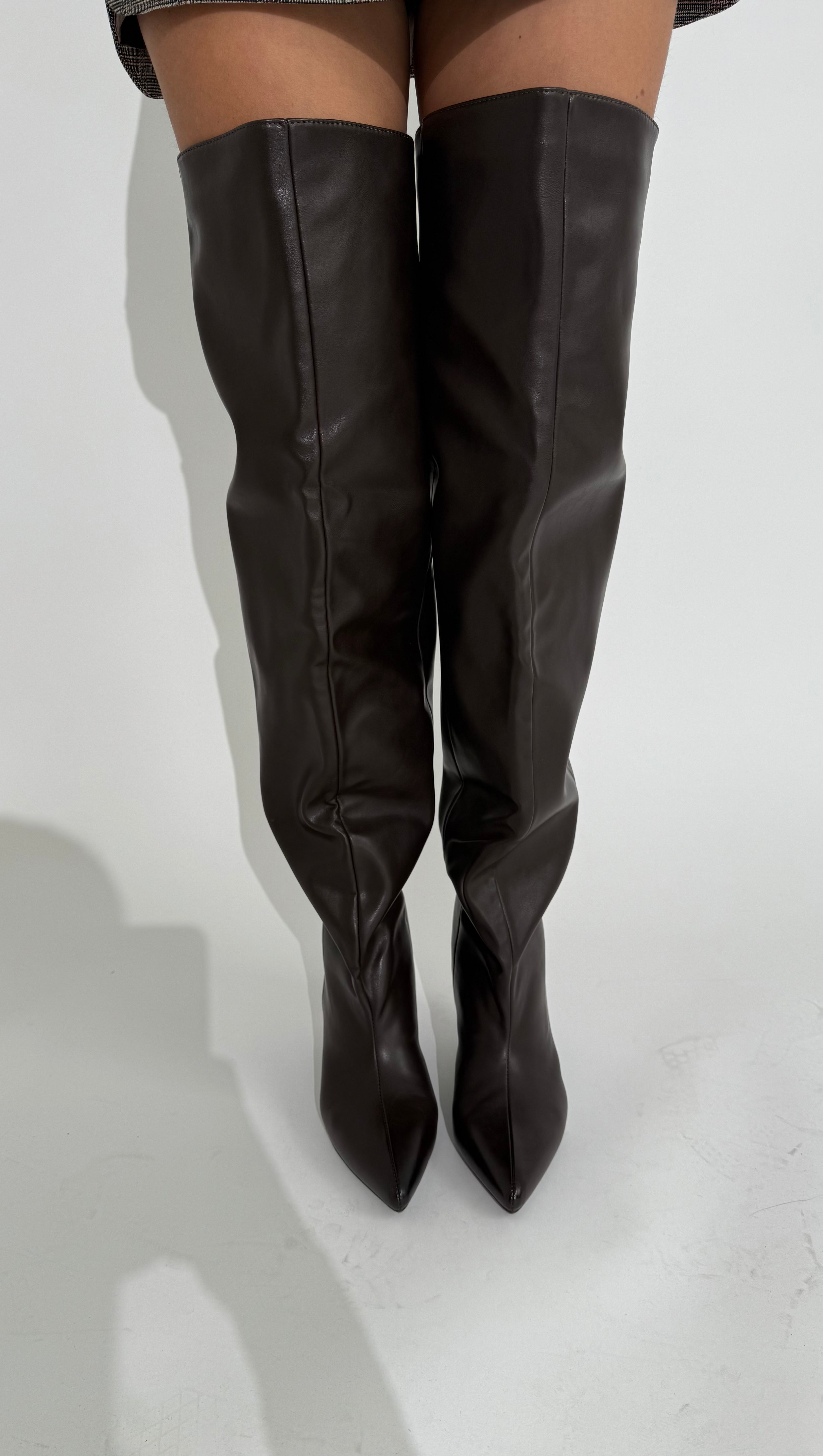 Stivale super alto in ecopelle