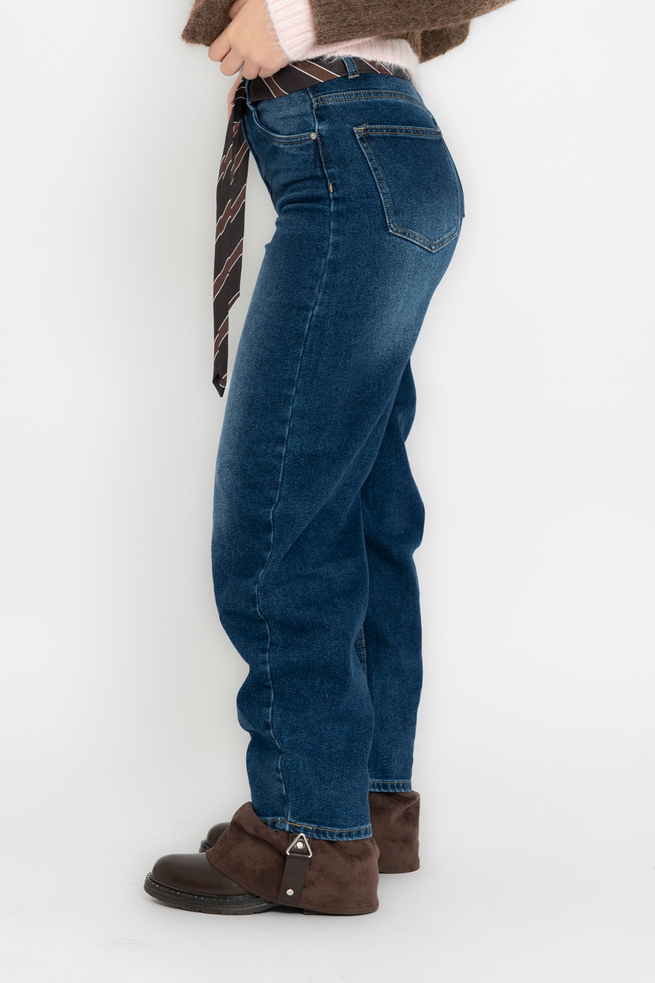 Jeans scuro con cravatta