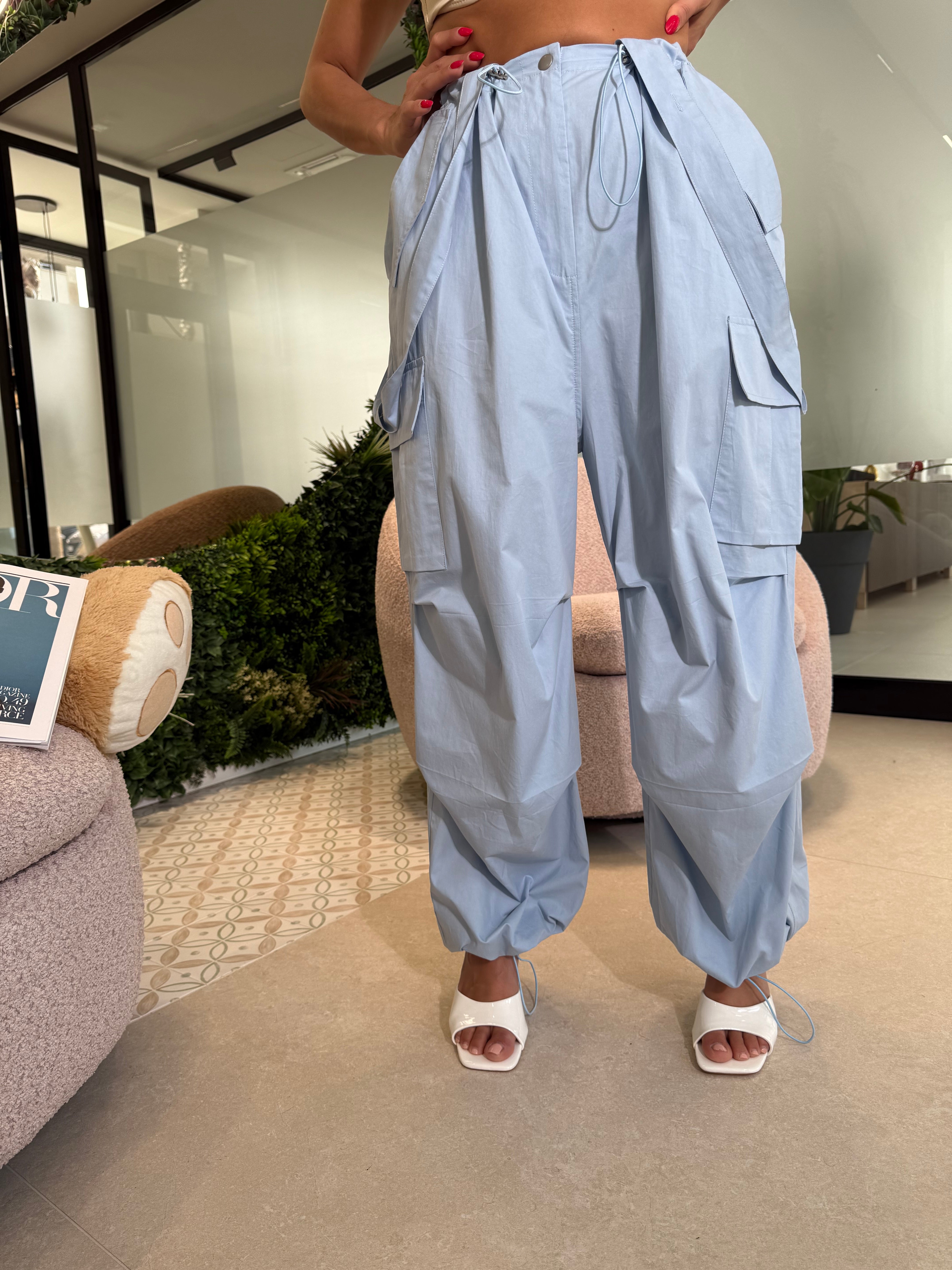 Pantalone cargo con bretelle