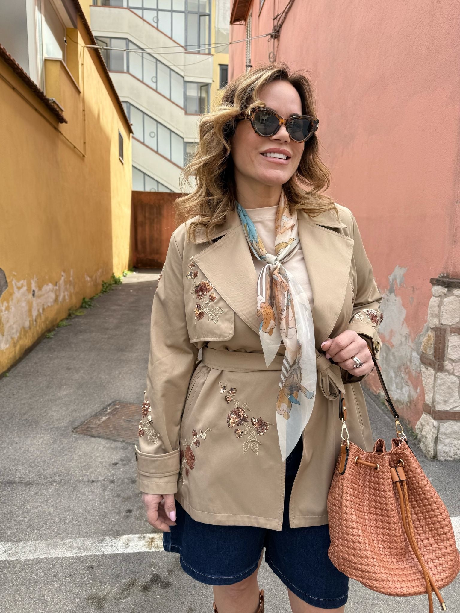 Trench corto con dettagli paillettes
