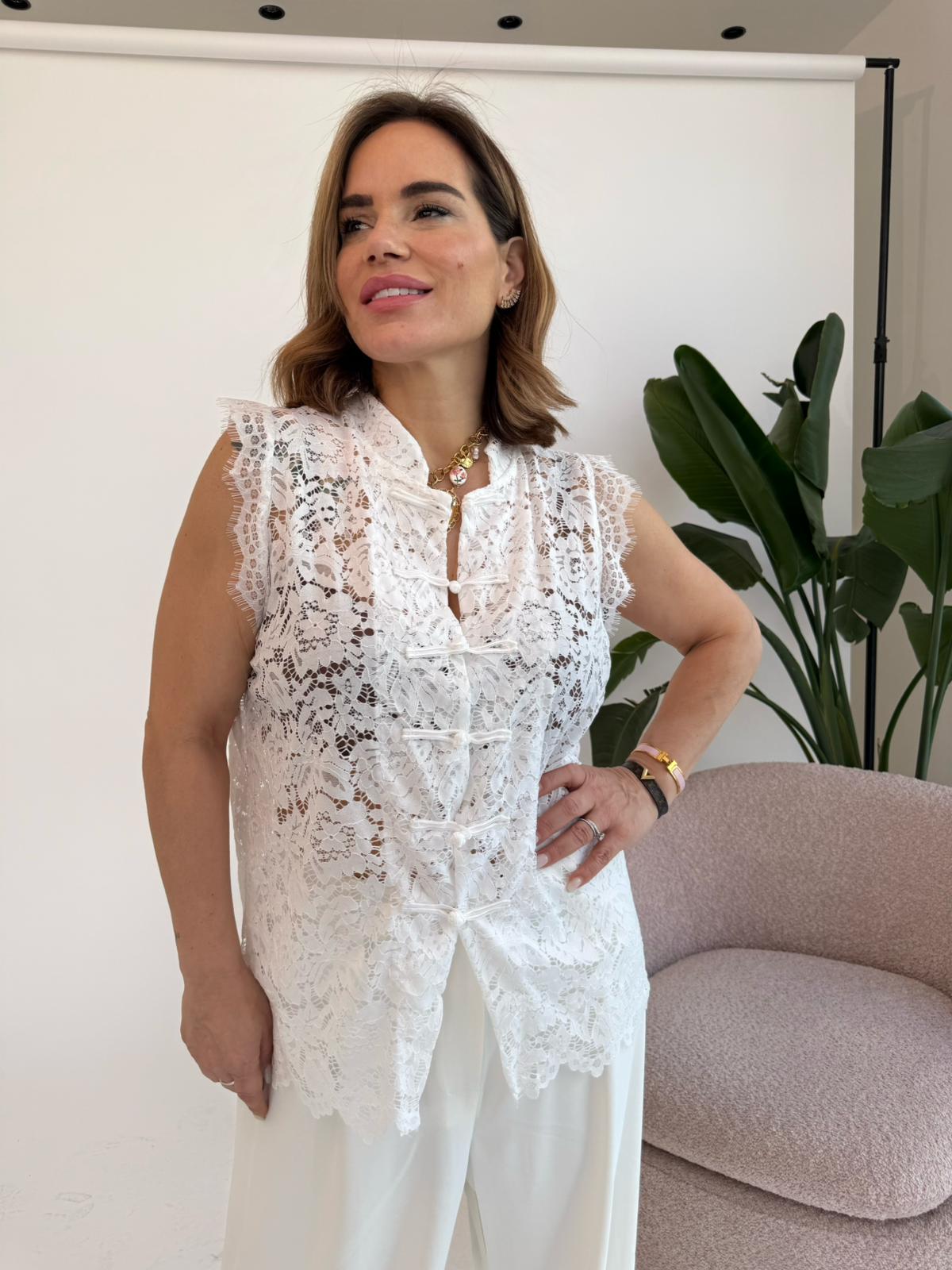Camicia in pizzo con chiusura nodo curvy
