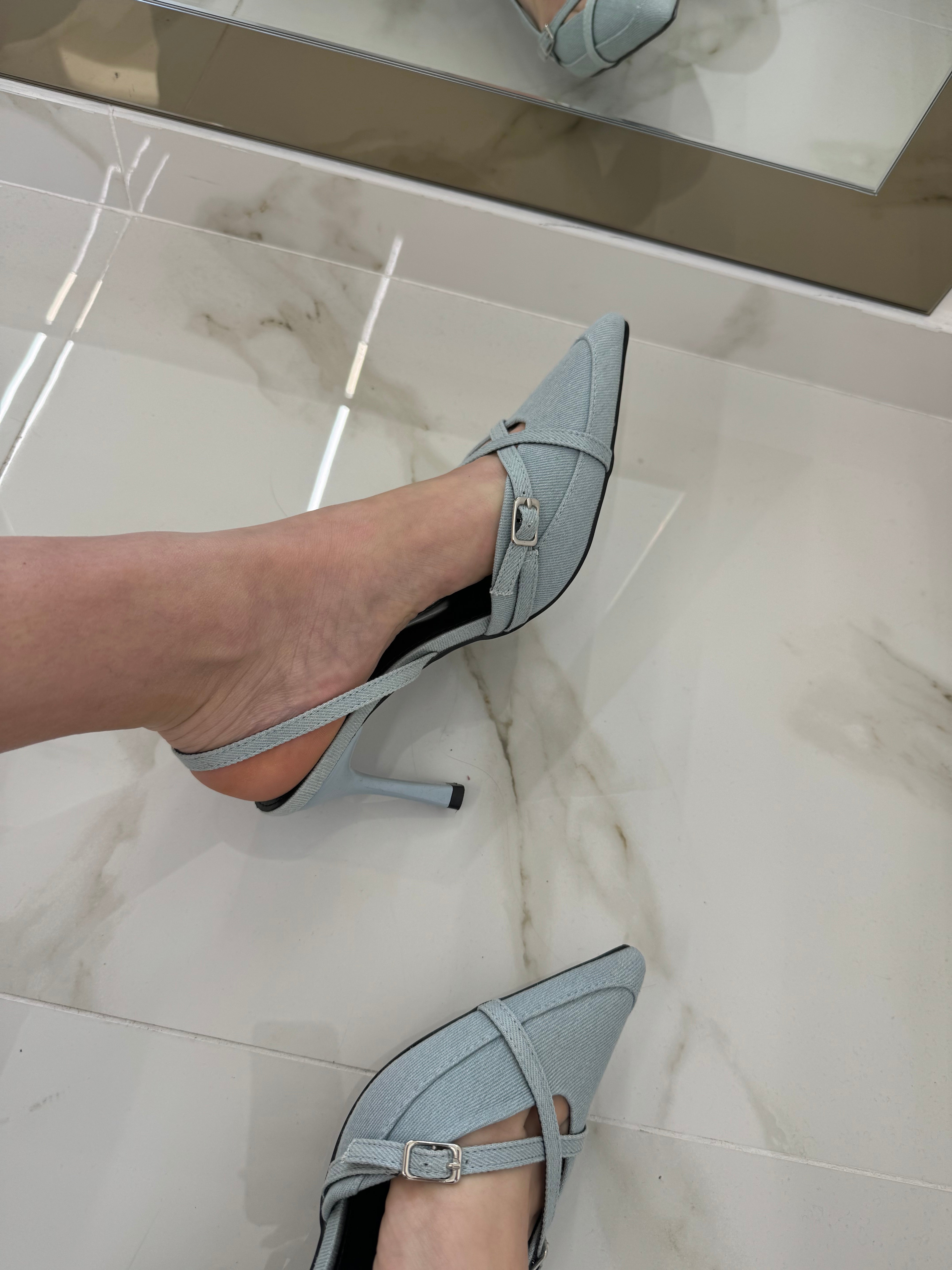 Décolleté con fibbie incrociate
