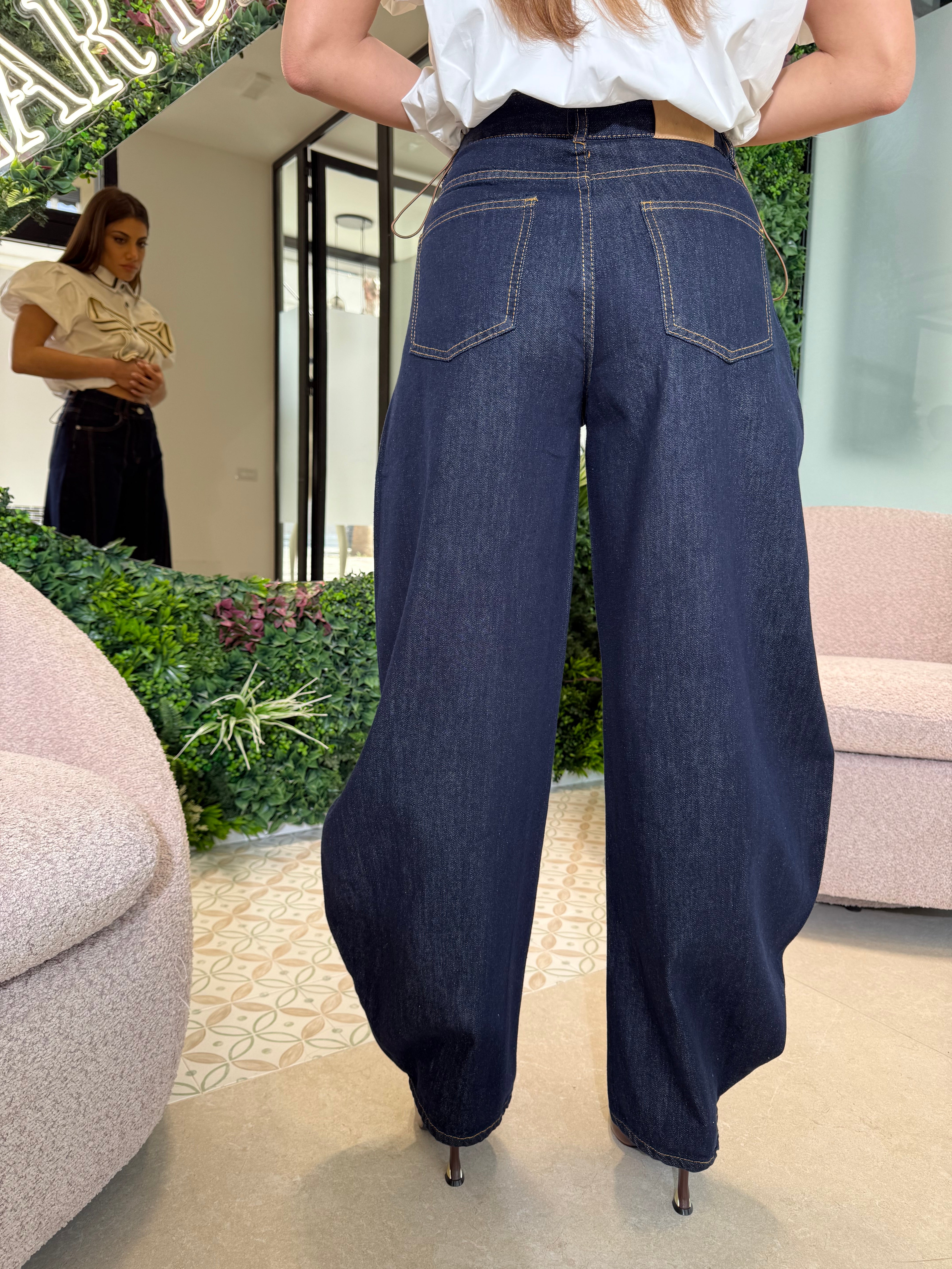Jeans ballon con cuciture camel