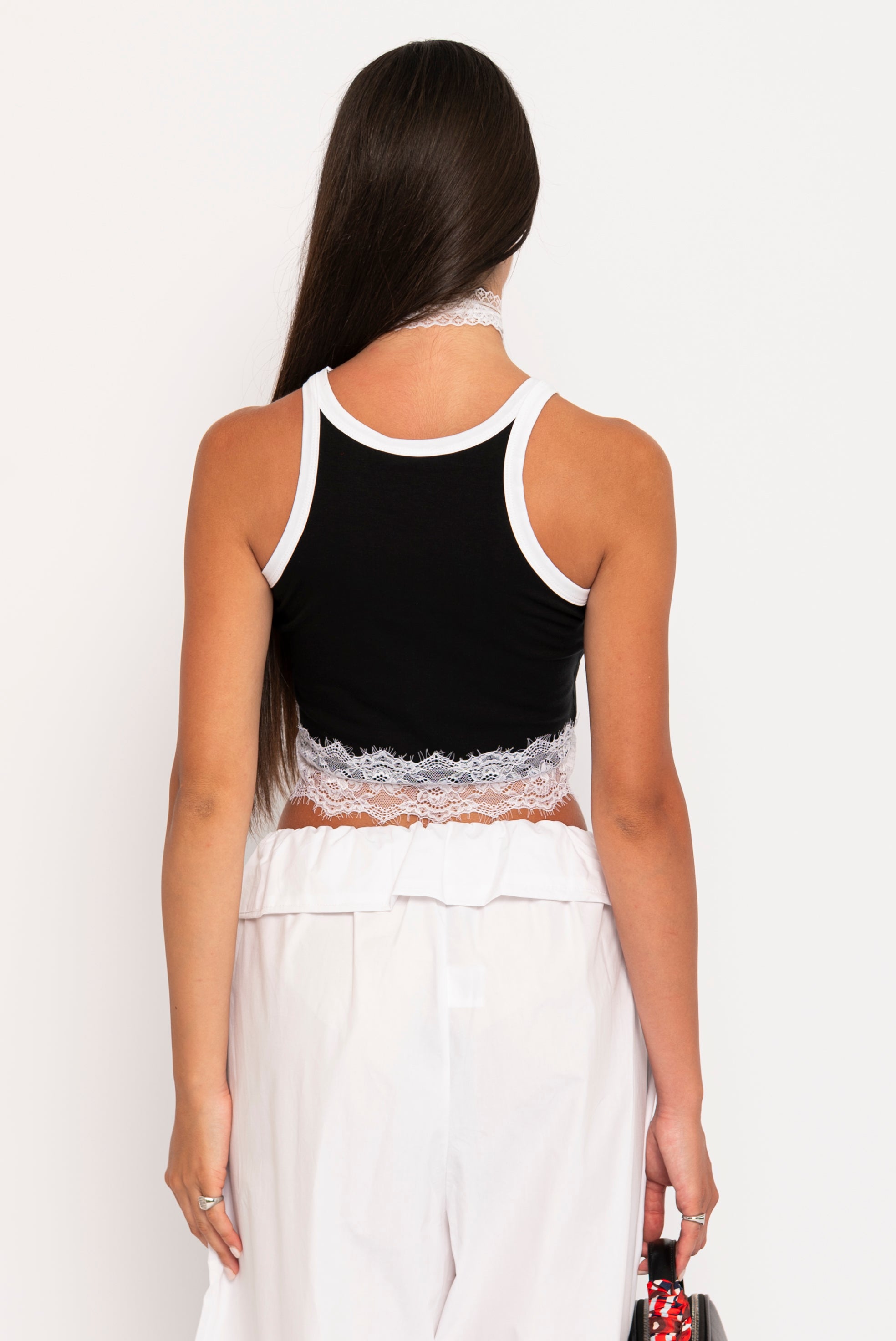 Top crop con dettagli in pizzo