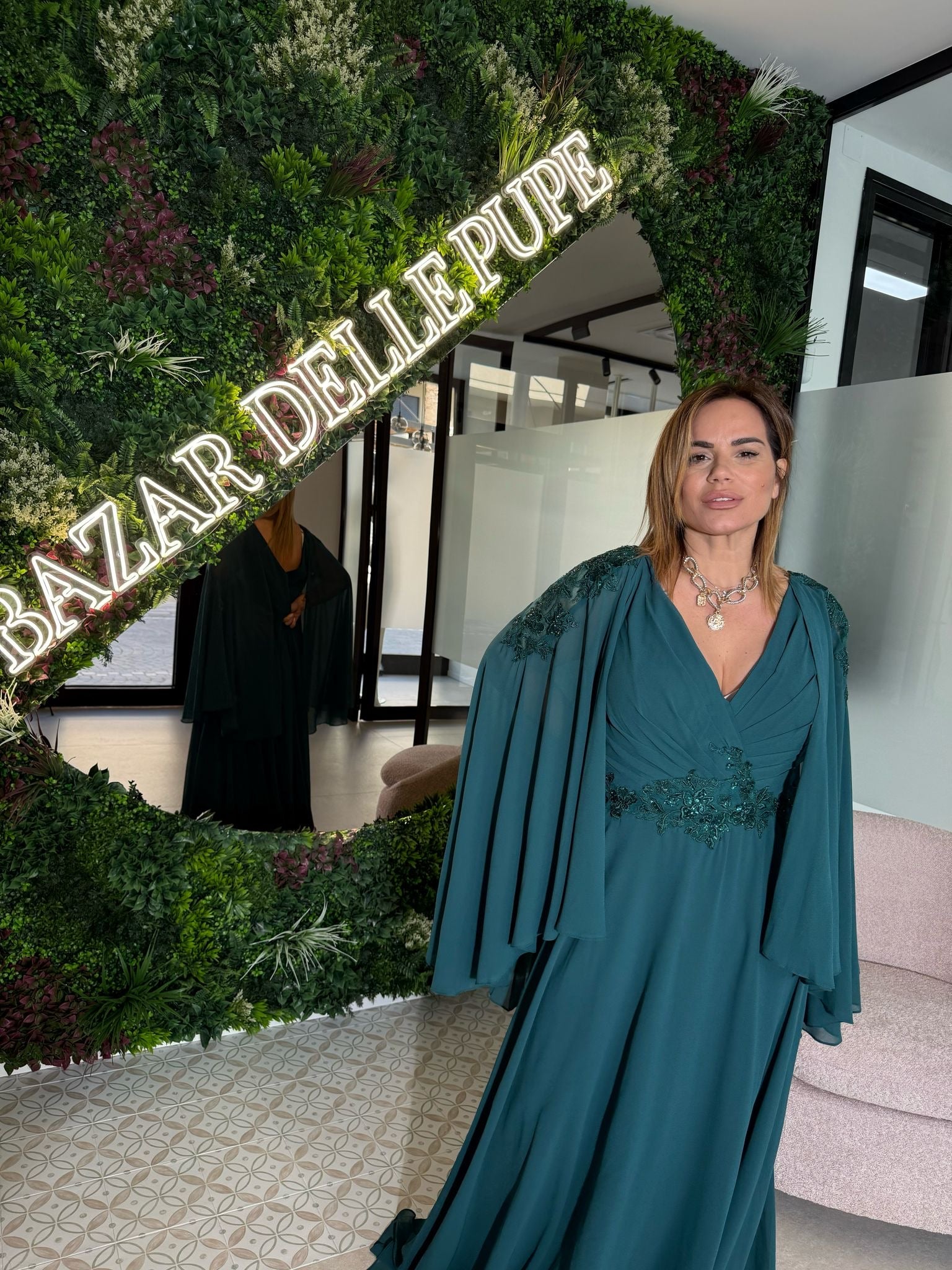 Abito da cerimonia con maniche velate