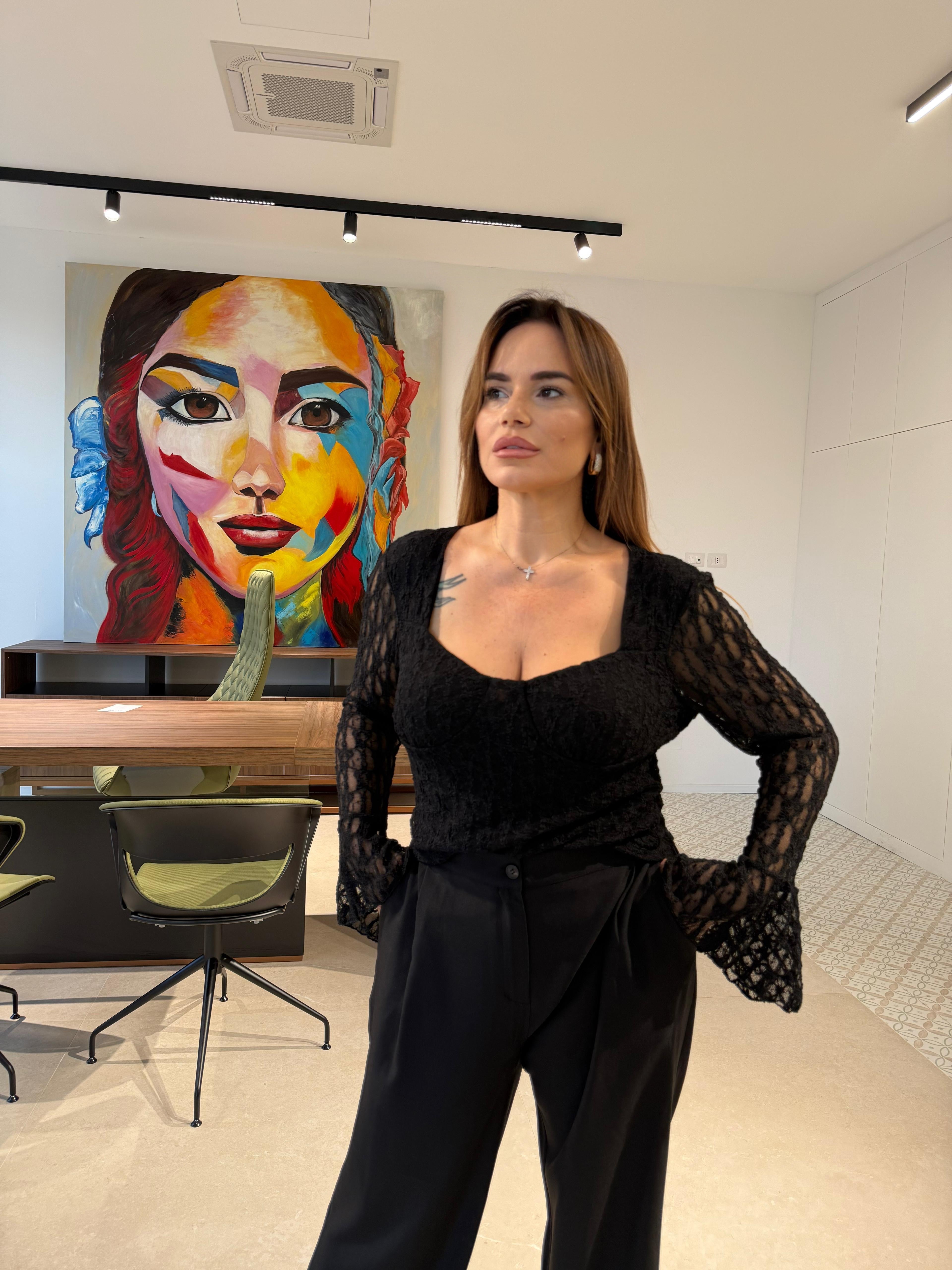 Top con ricami curvy