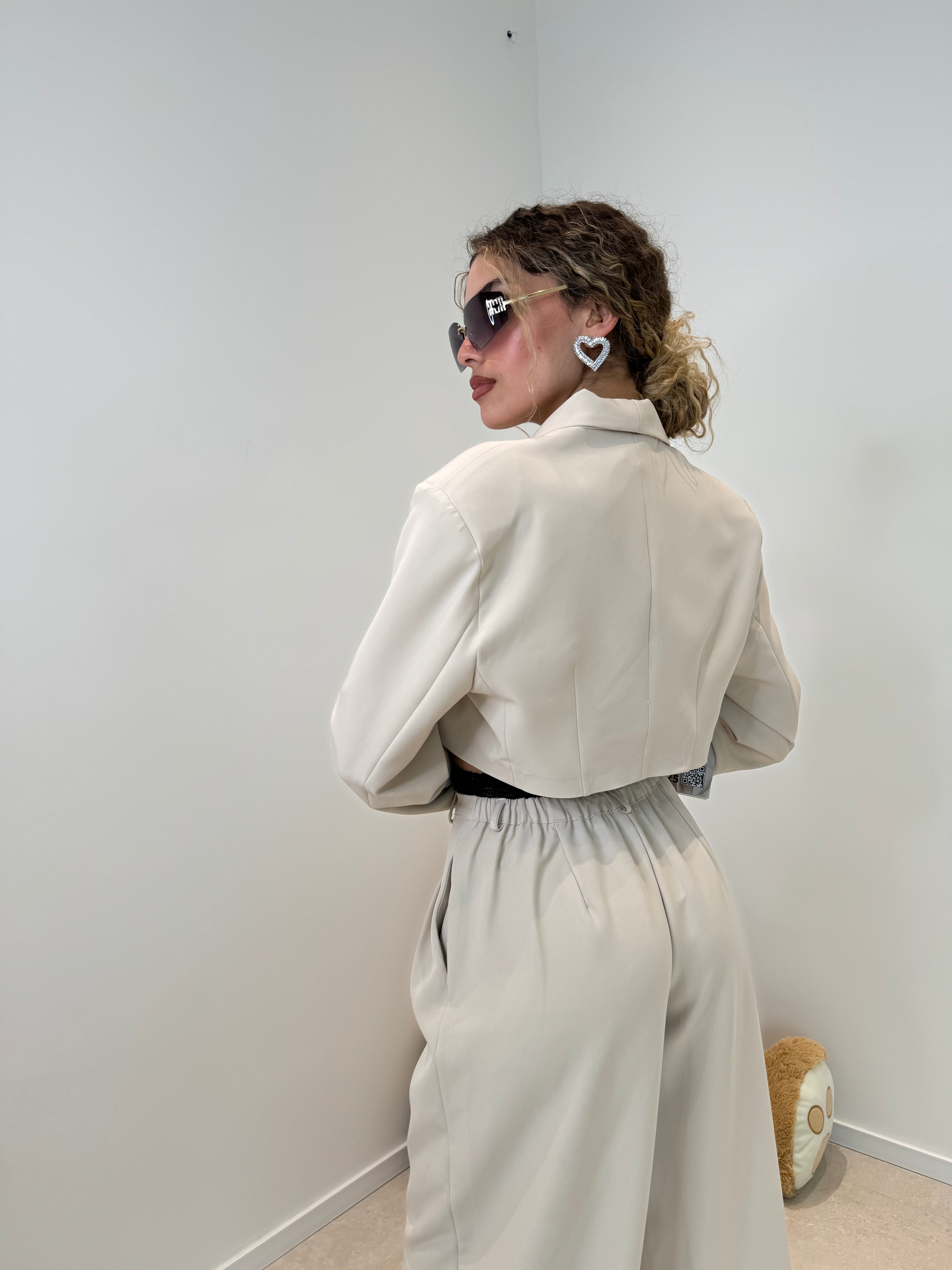 Tailleur crop con dettagli merletto