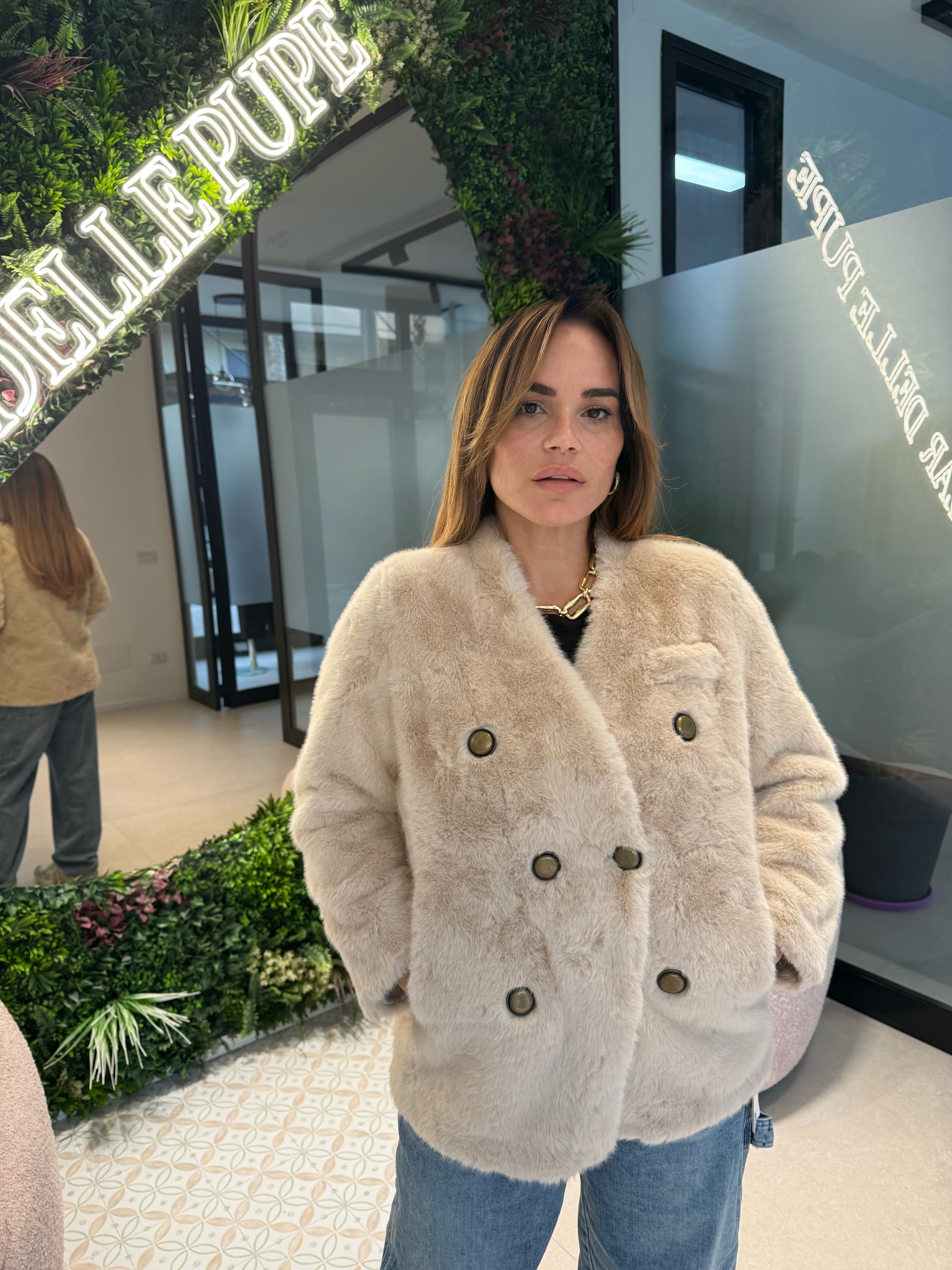 Pelliccia con bottoni gold