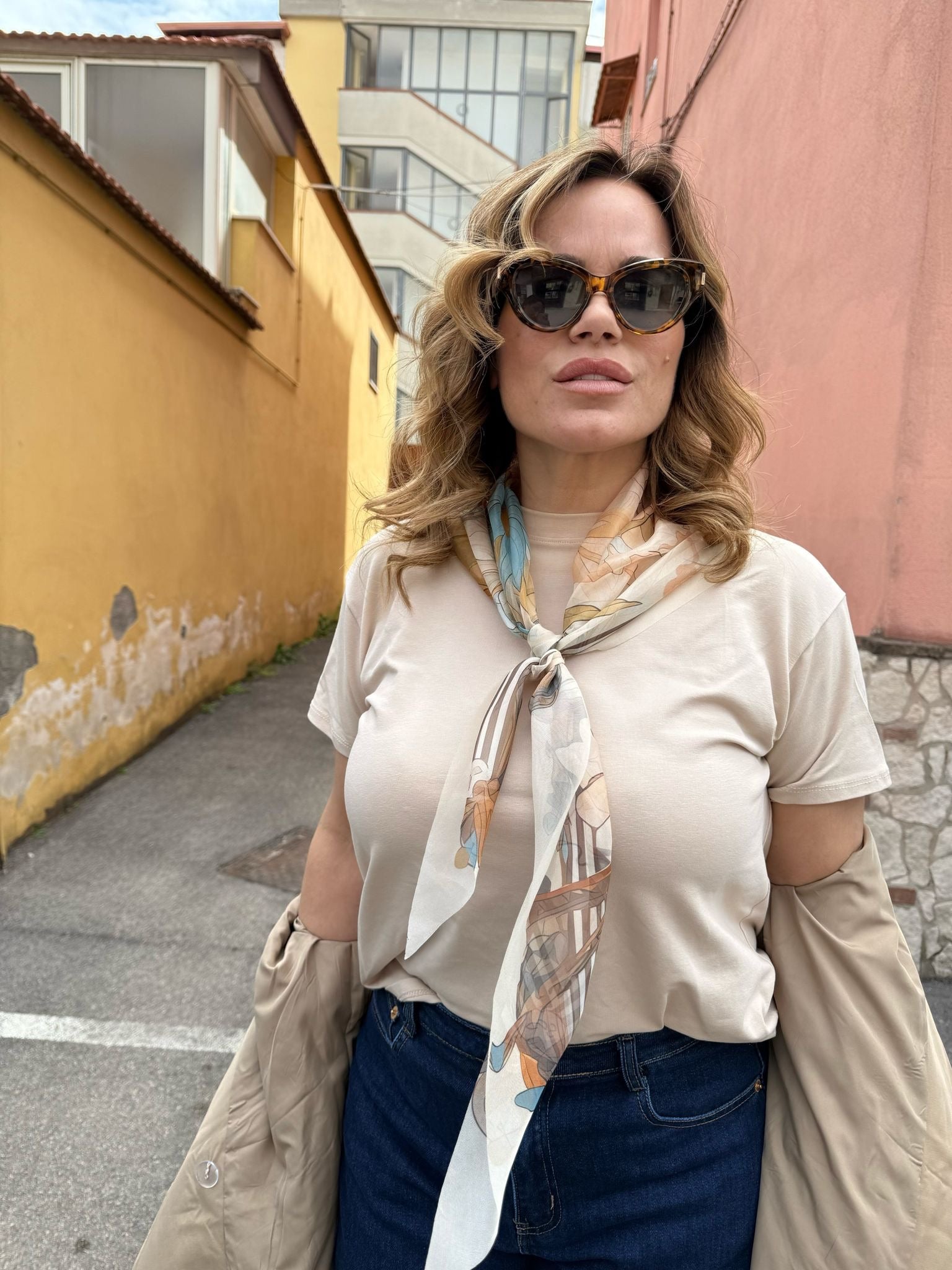T-shirt con foulard