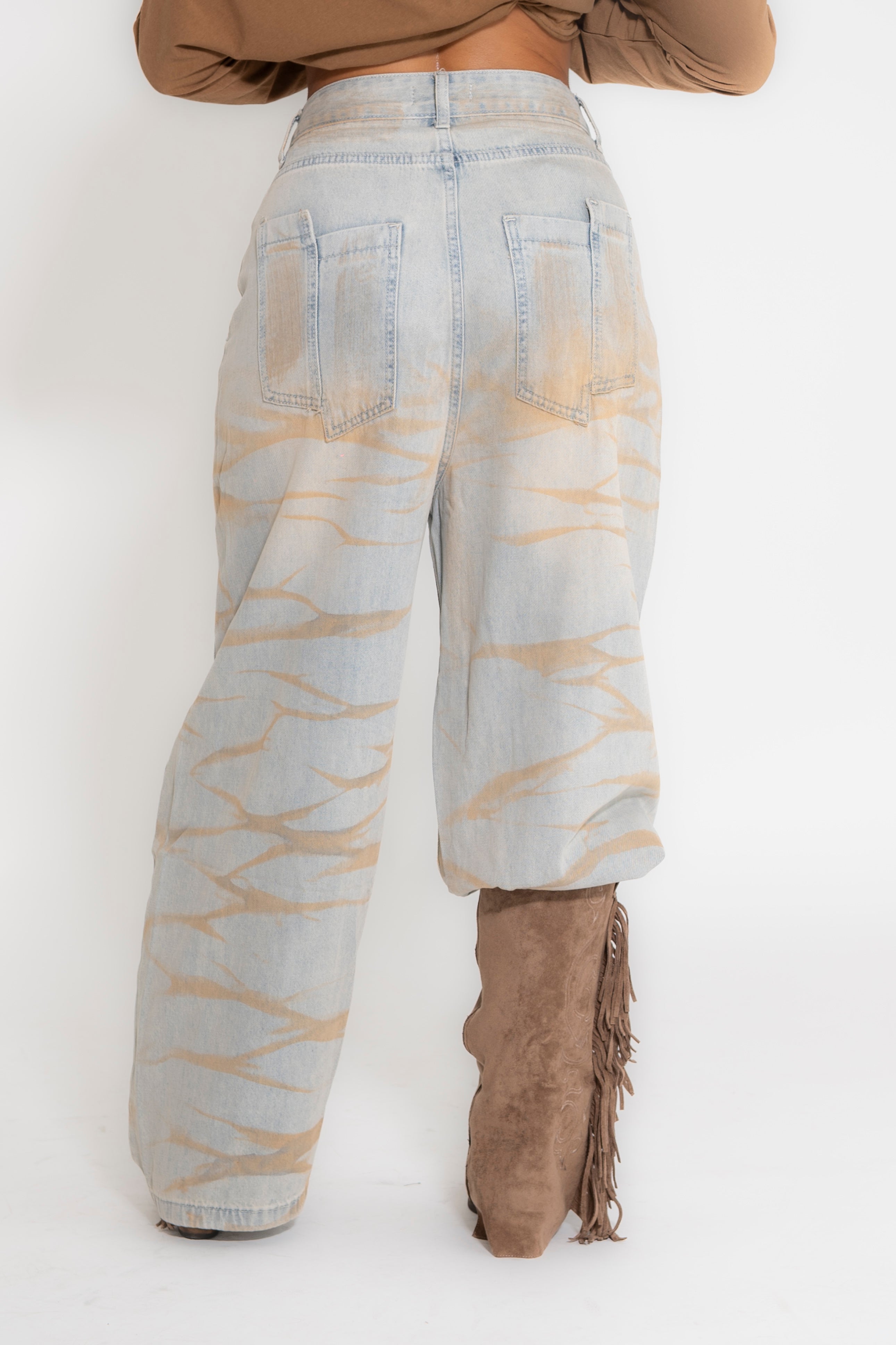 Jeans sabbiato con strappi