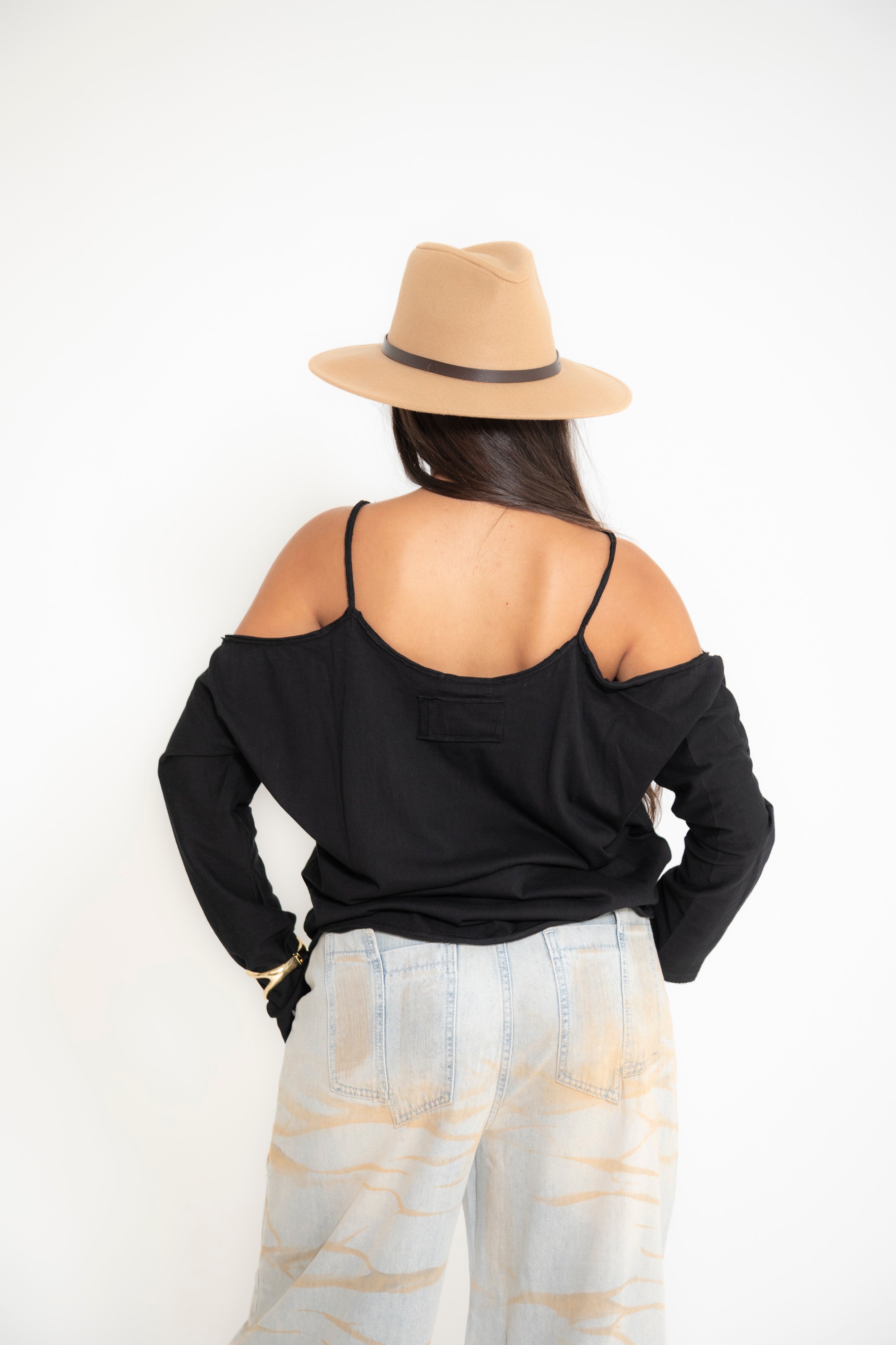 Maglia con spalla scoperta