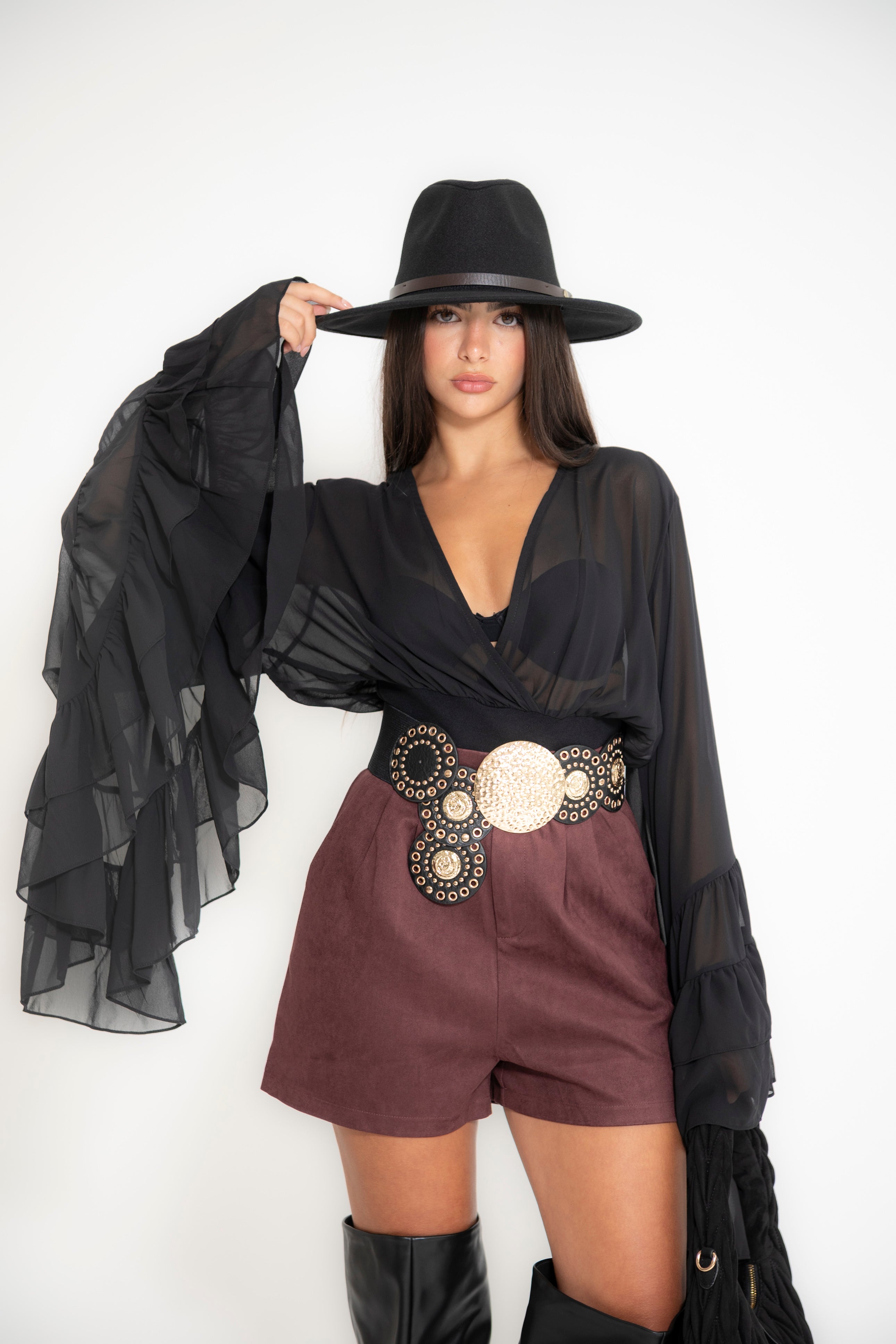 Cappello con nastro in pelle