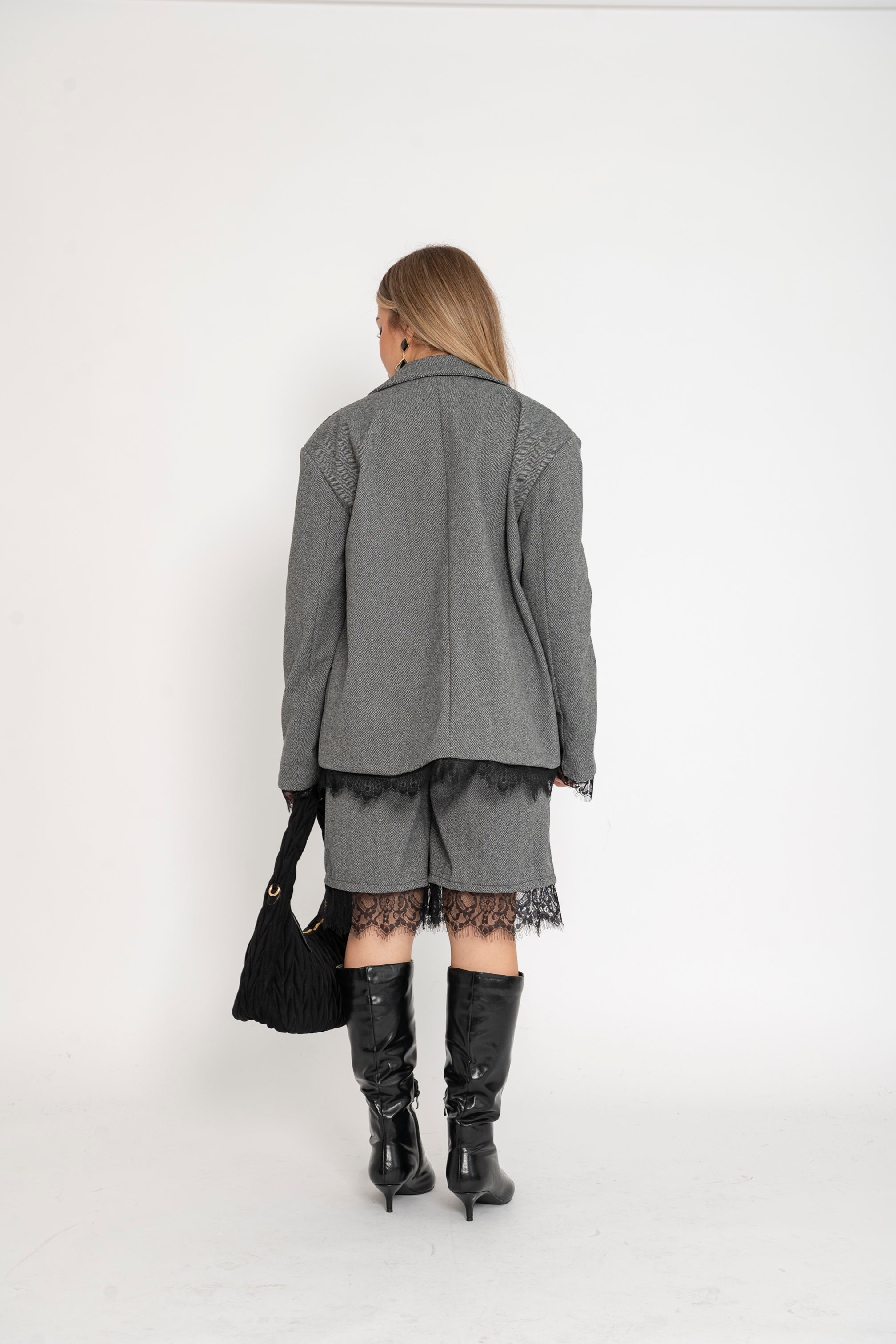 Tailleur con bermuda e dettagli in pizzo