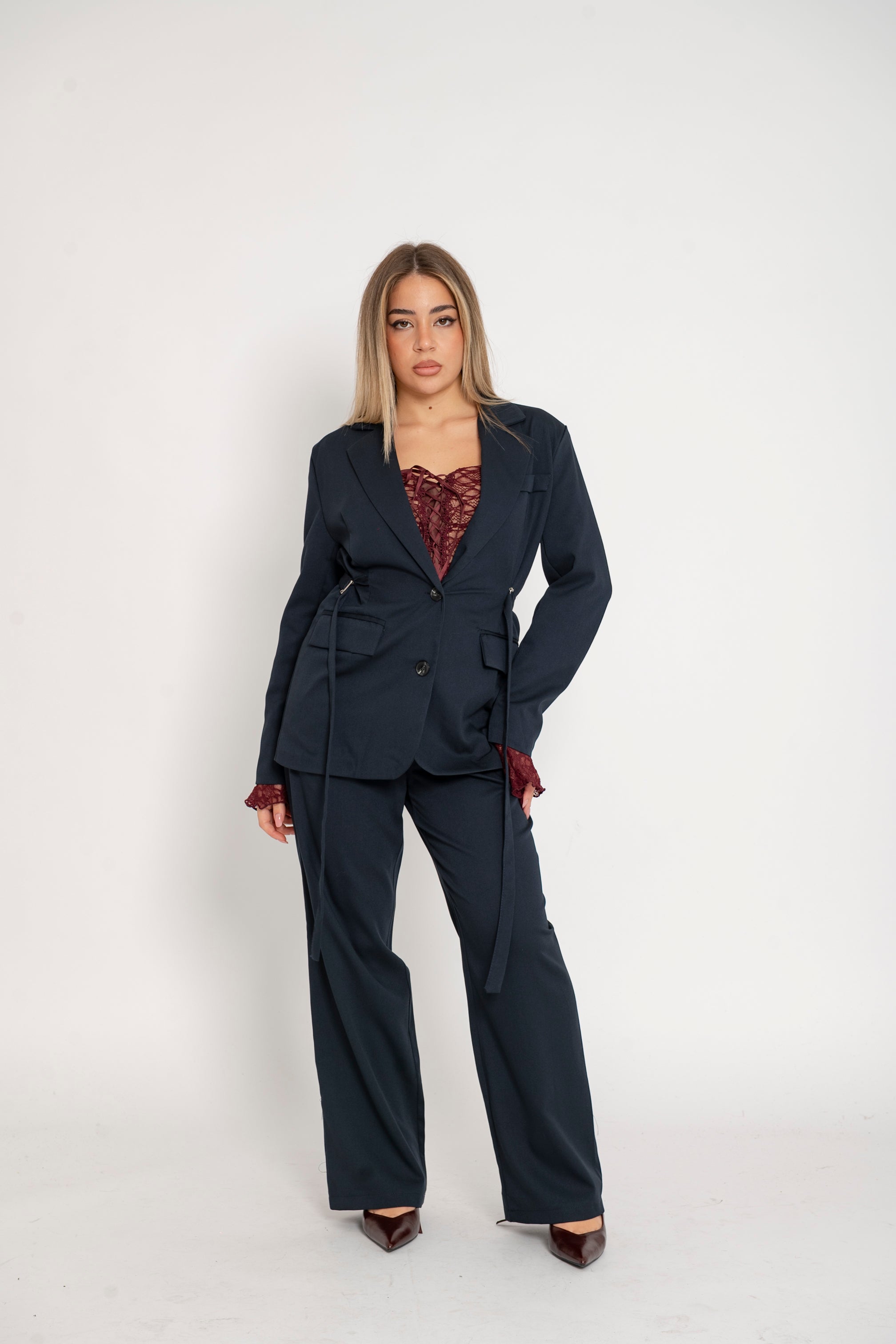 Tailleur con stringhe laterali