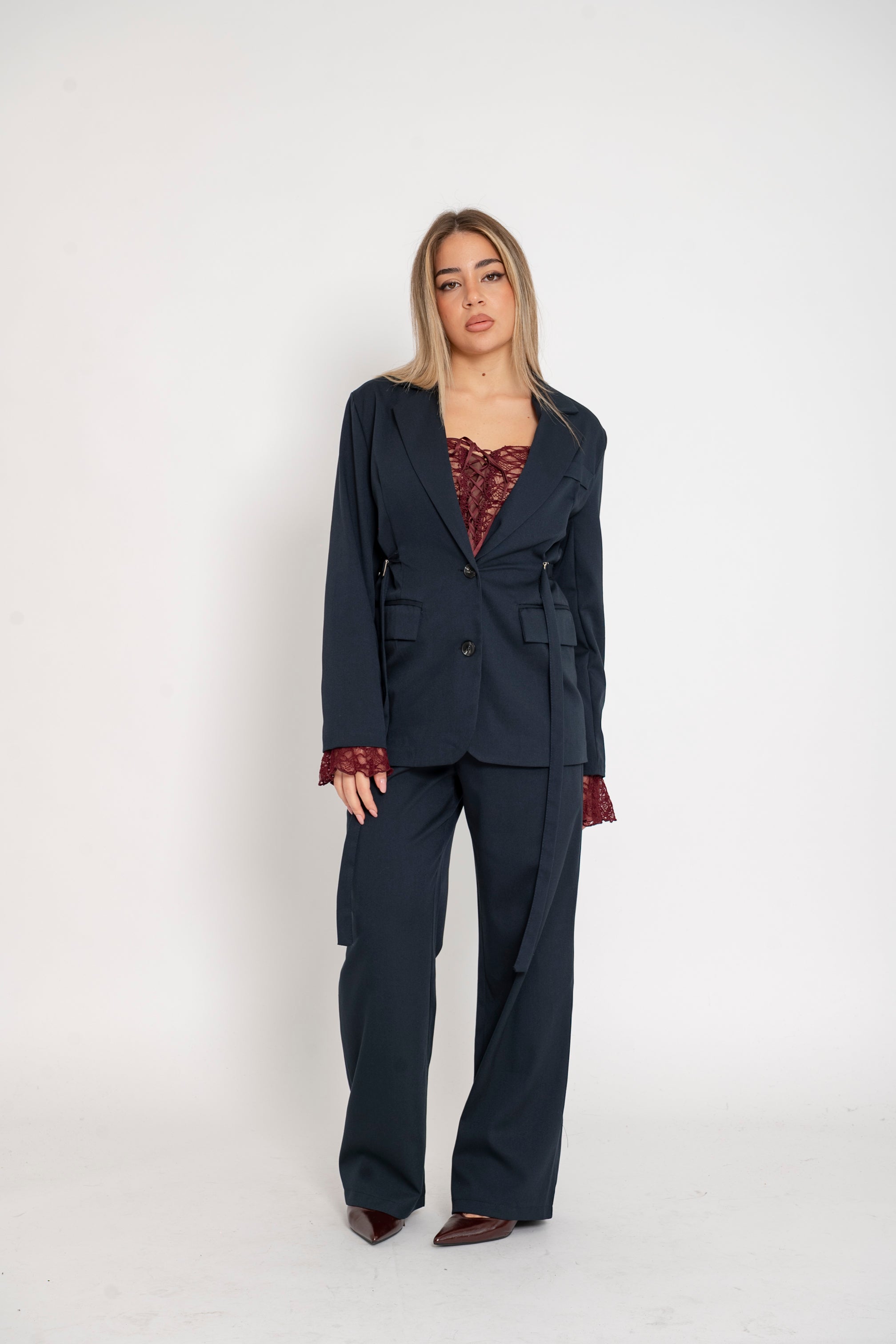 Tailleur con stringhe laterali