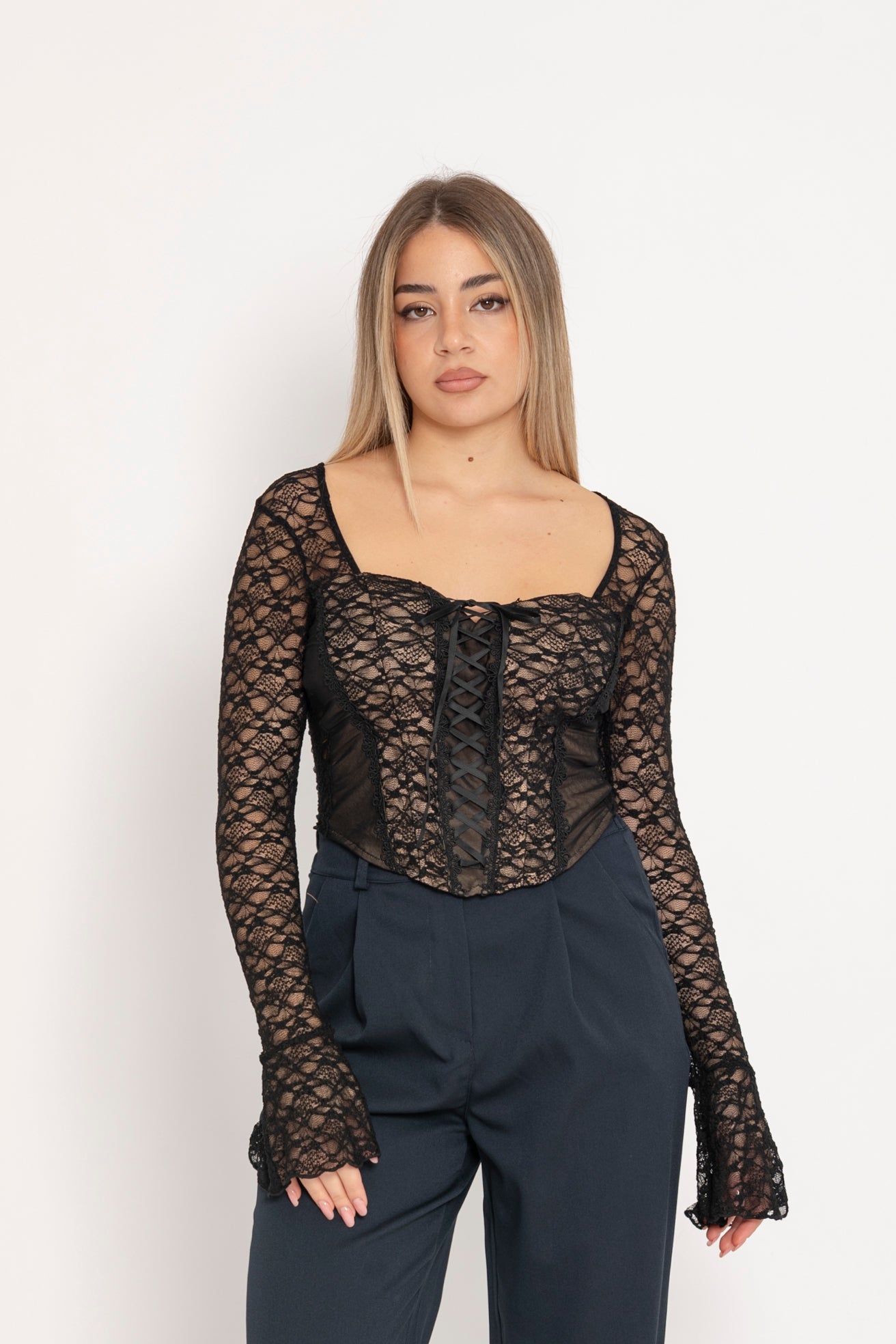 Top merletto con stringhe