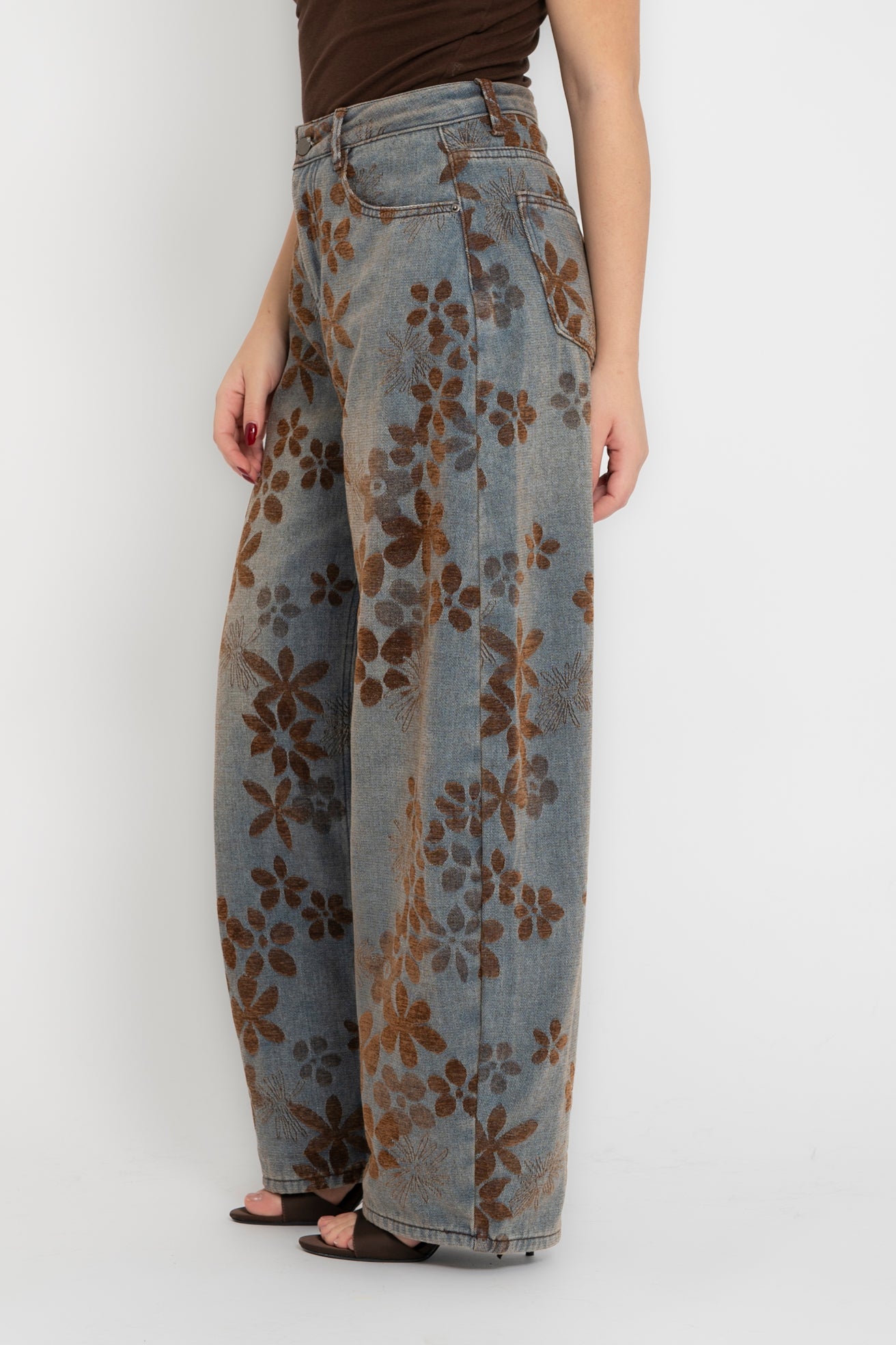 Jeans ballon con fiori in velluto