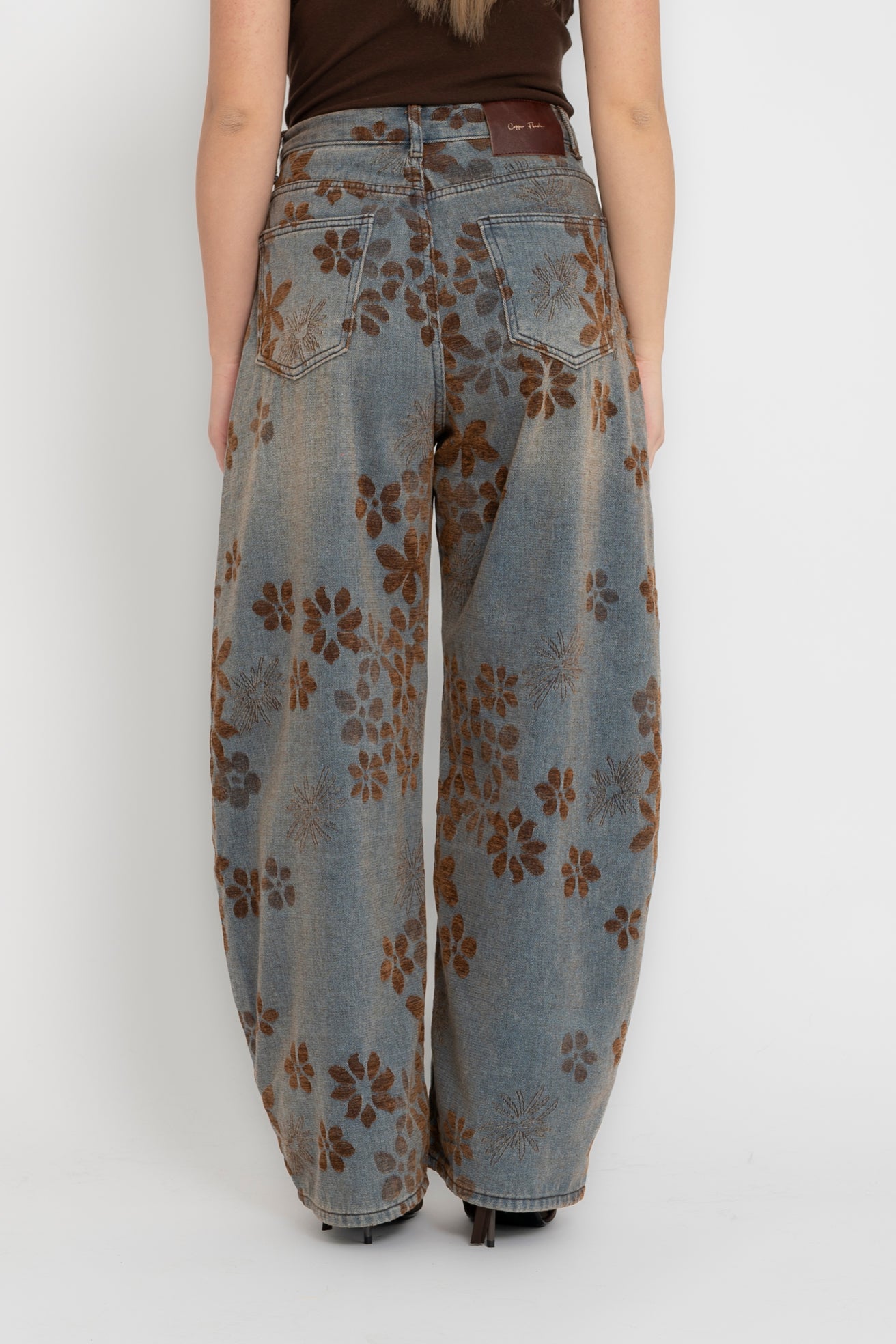 Jeans ballon con fiori in velluto