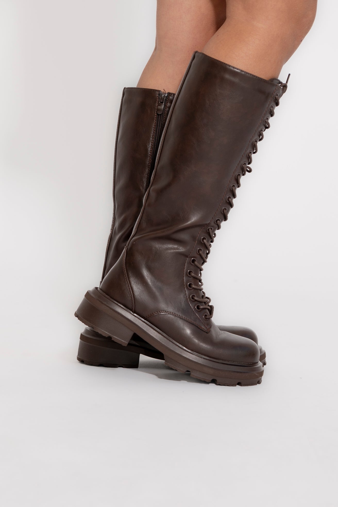 Stivale alto con stringhe