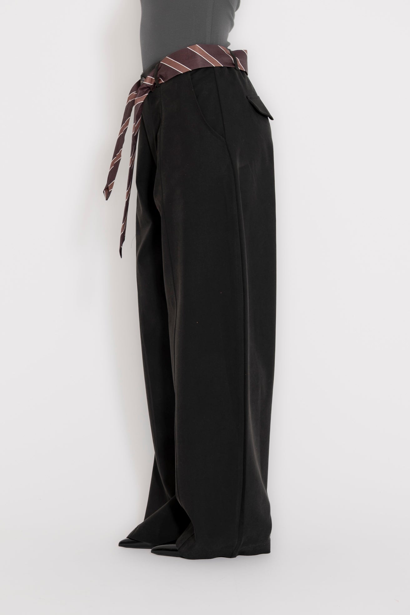 Pantalone con cravatta