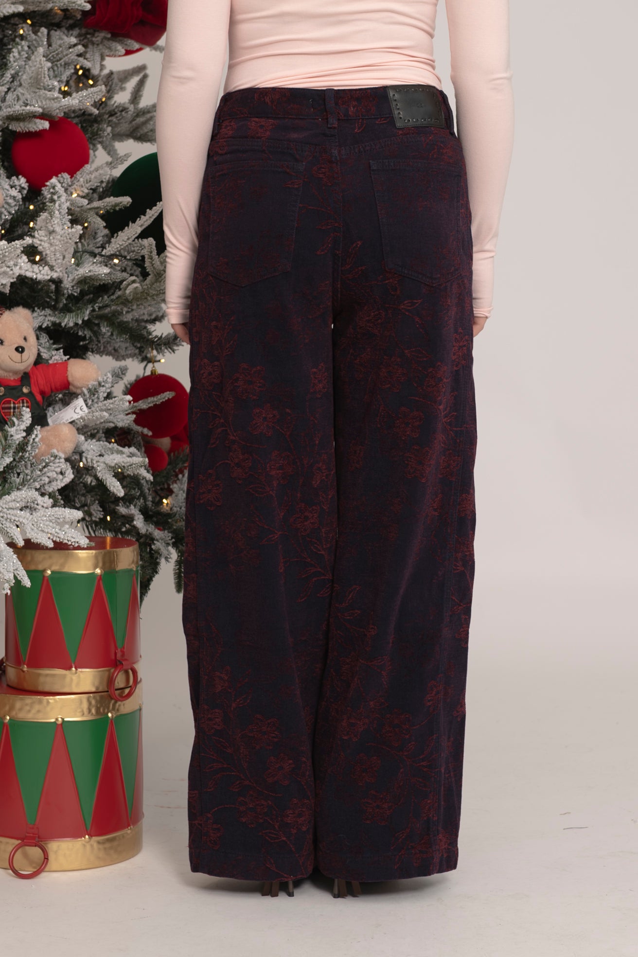 Jeans ricami in velluto violet