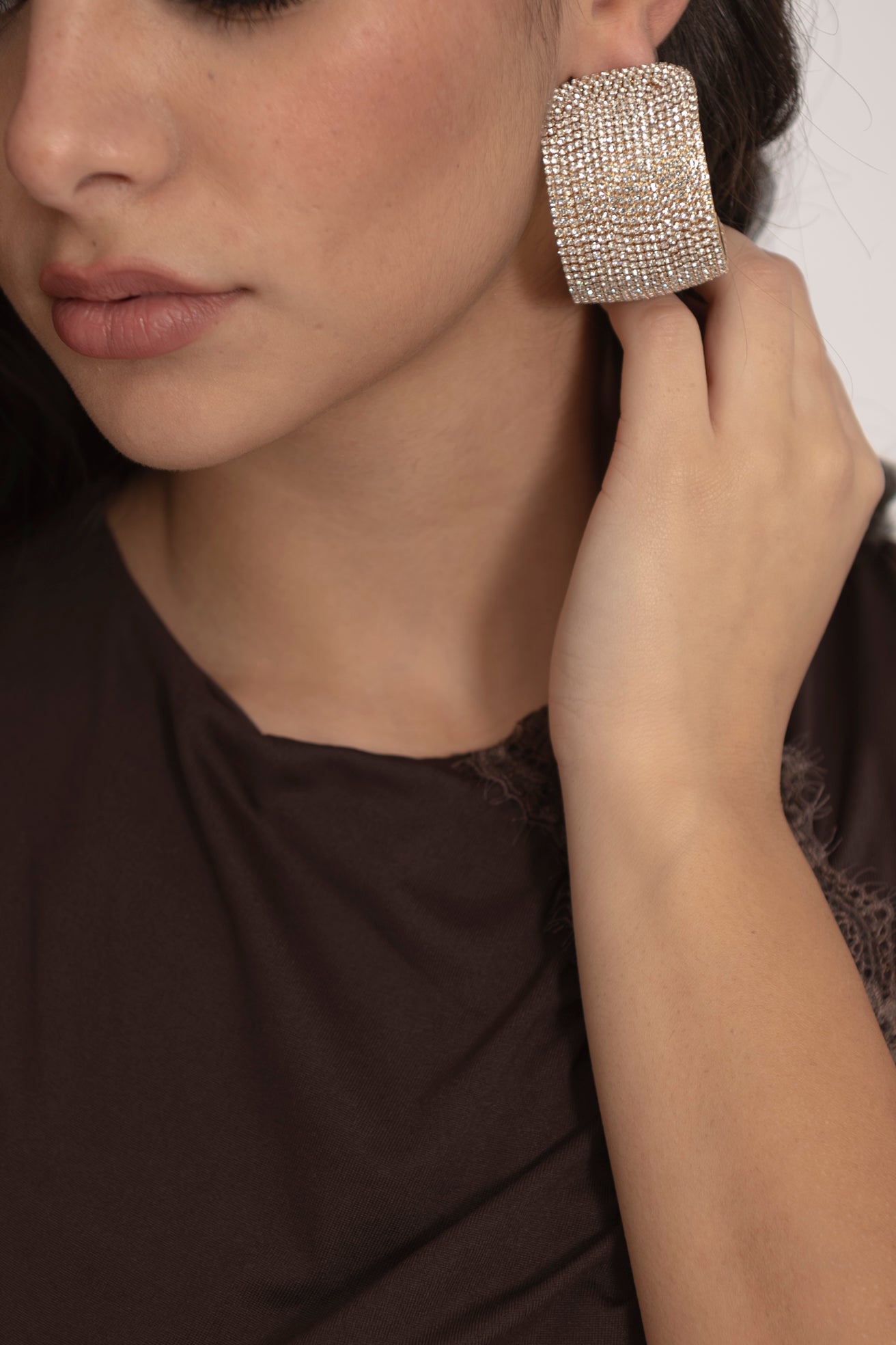 Orecchino mezzo cerchio strass