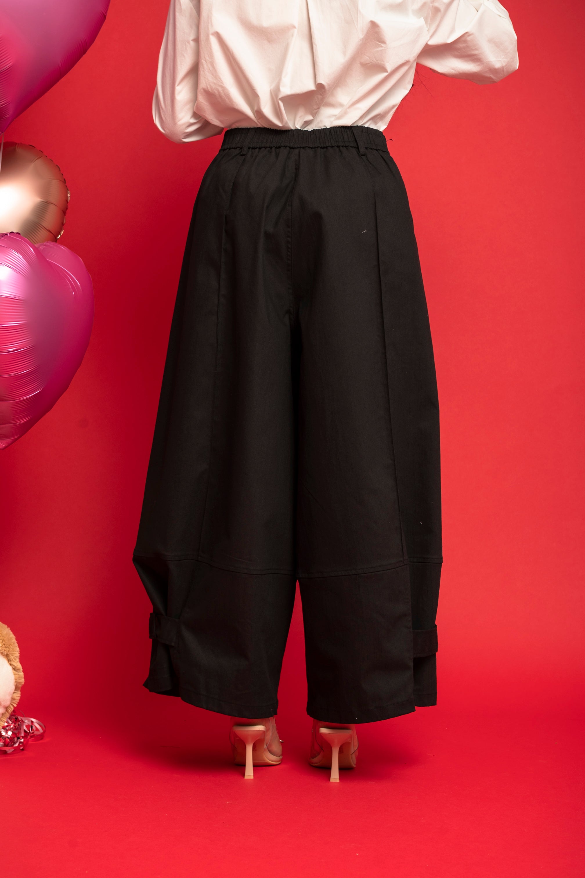 Pantalone morbido con fibbia alla caviglia