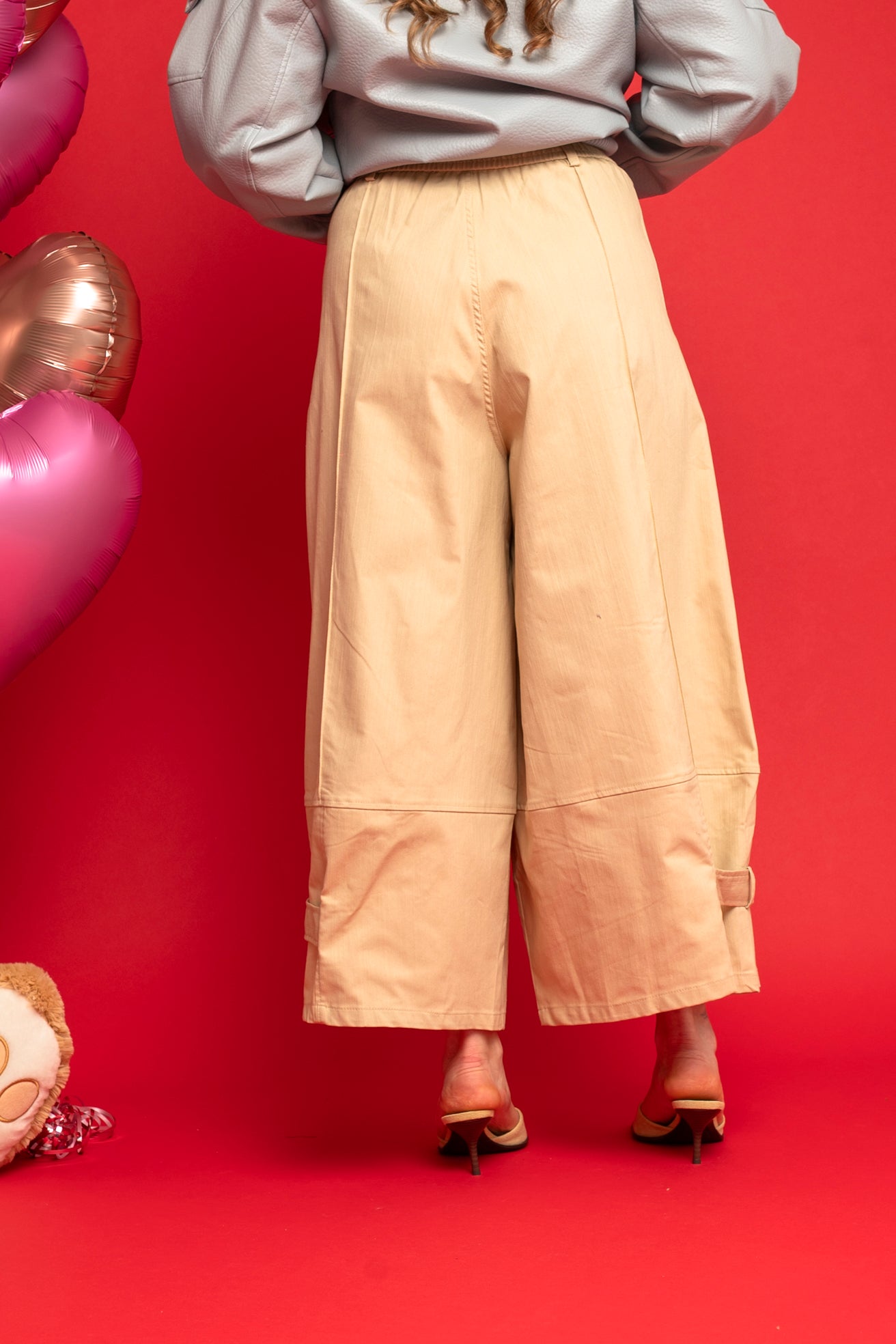 Pantalone morbido con fibbia alla caviglia