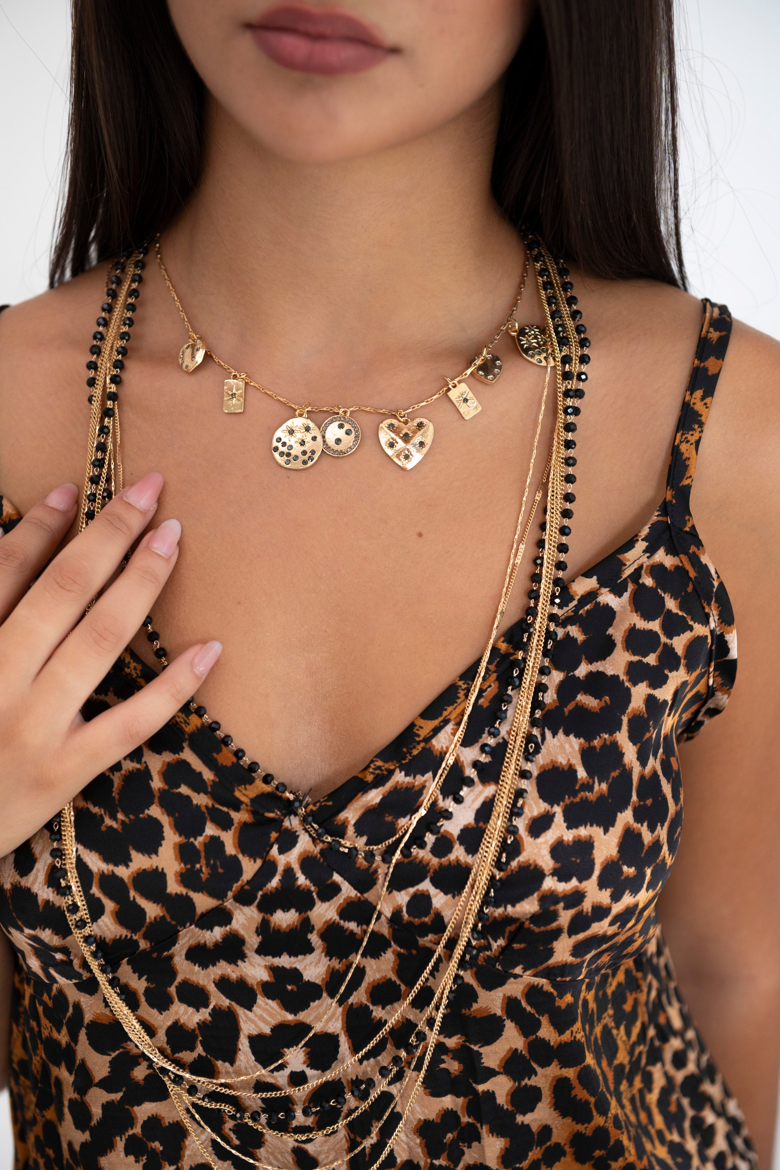 Collana con perline nere e ciondoli